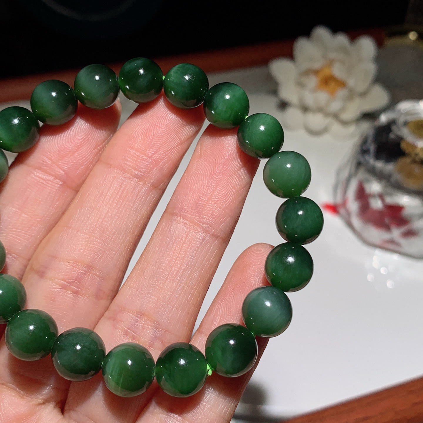 和田玉菠菜绿猫眼俄罗斯碧玉猫眼手串。碧玉手串 单颗尺寸10重25克。玉质细腻油润。手推出油。佩戴高端典雅。lt250105