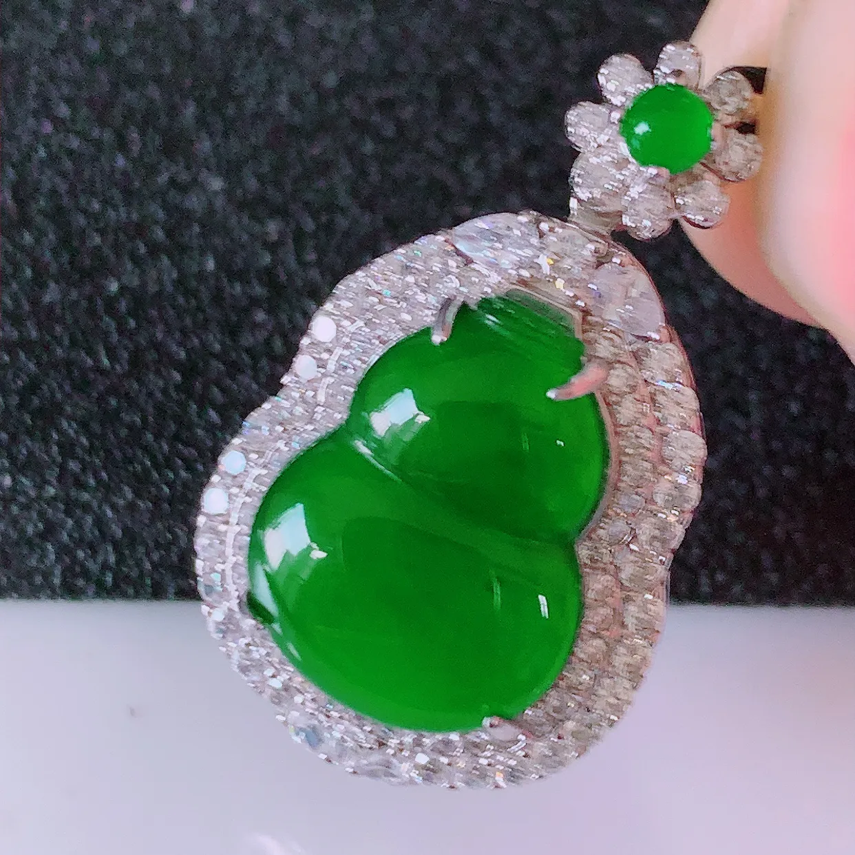 冰透满绿翡翠925银镶嵌葫芦吊坠，自然光实拍，翠色灵动，颜色漂亮，种老水足，品相佳，佩戴佳品！#97.4整体28*16.6*11裸石15*11.5
