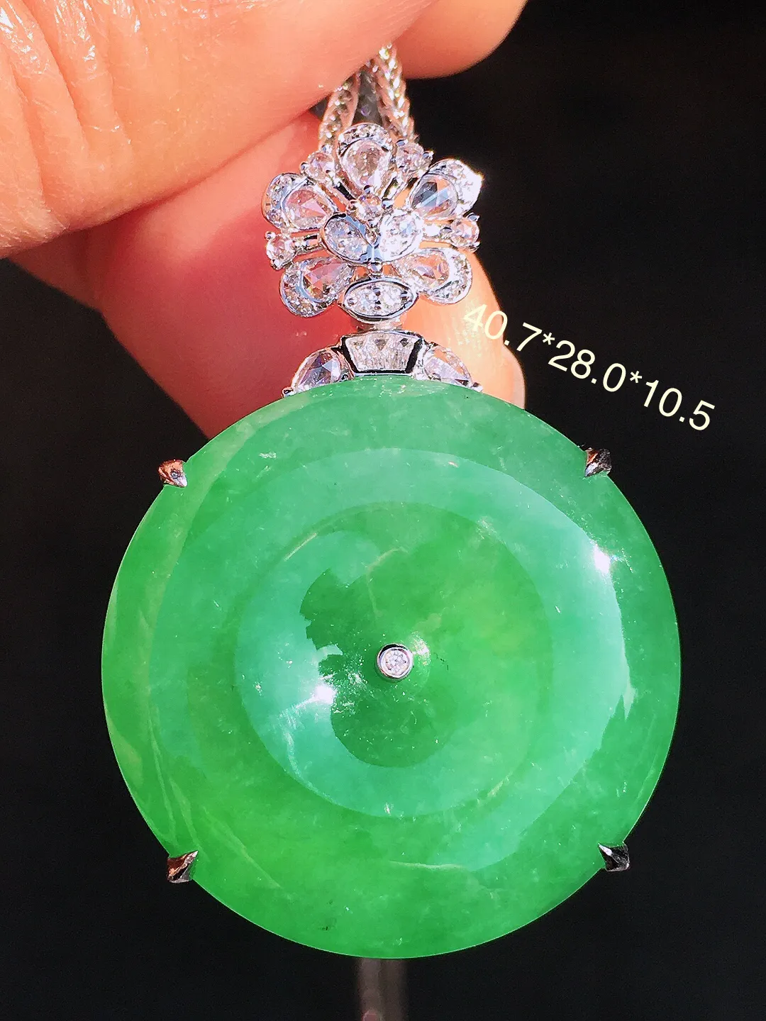 阳绿平安扣吊坠，色泽均匀艳丽，玉质细腻，荧光感超
强，饱满圆润，尽显优雅气质，18k
金豪华镶嵌