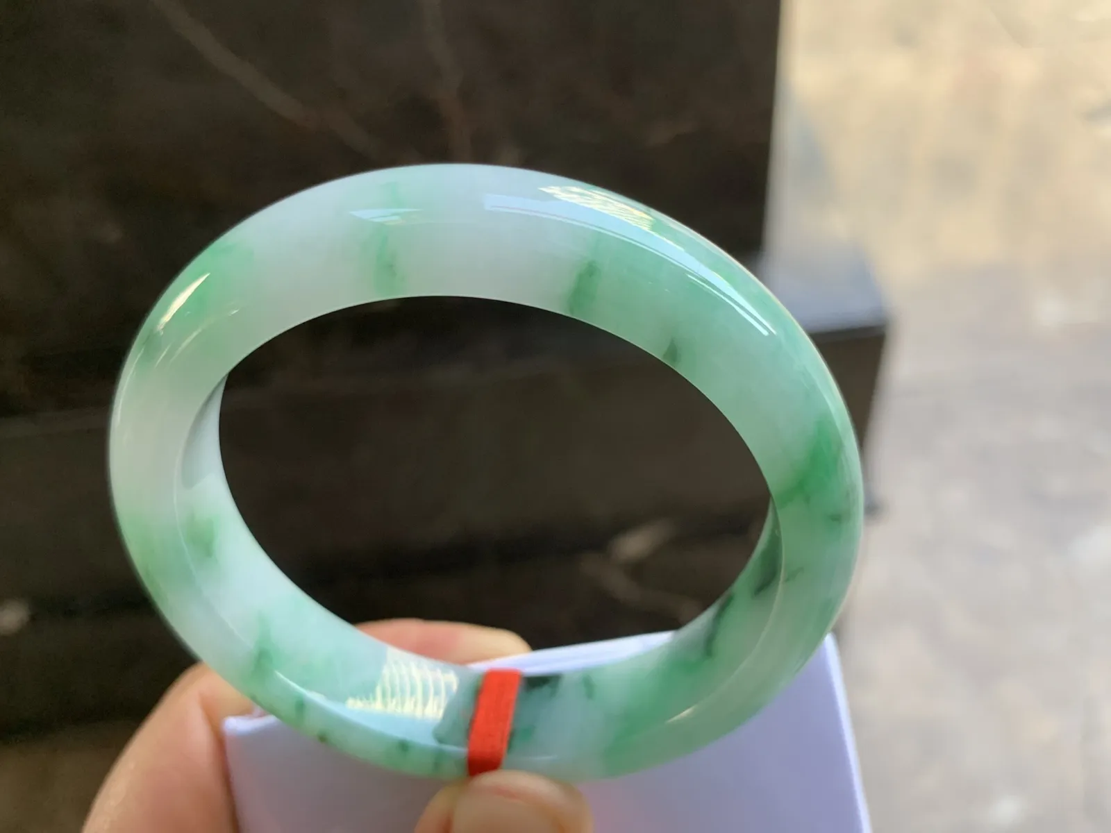 56.5-13.6-8.4mm
带色手镯 底子细腻 颜色漂亮 性价比推荐