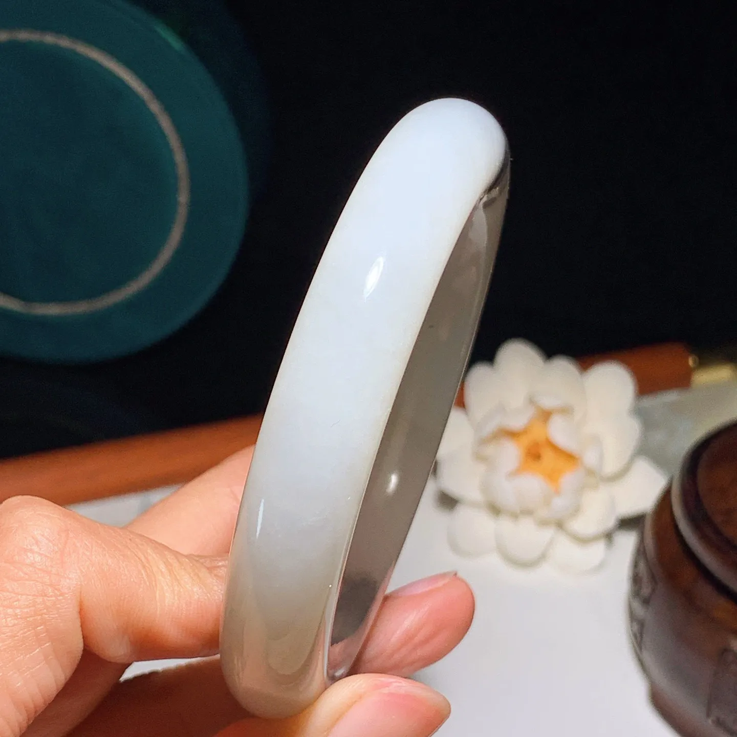 59圈口新疆和田玉羊脂白籽料青花手镯 59圈口条宽13厚12重82.8克。白度一级。玉质细腻油润。手推出油。佩戴高端典雅。lt250105