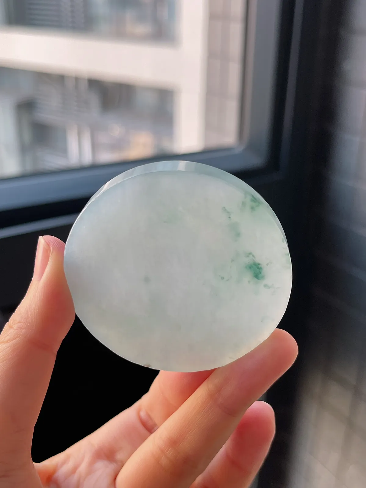 翡翠冰糯种淡绿色镯心