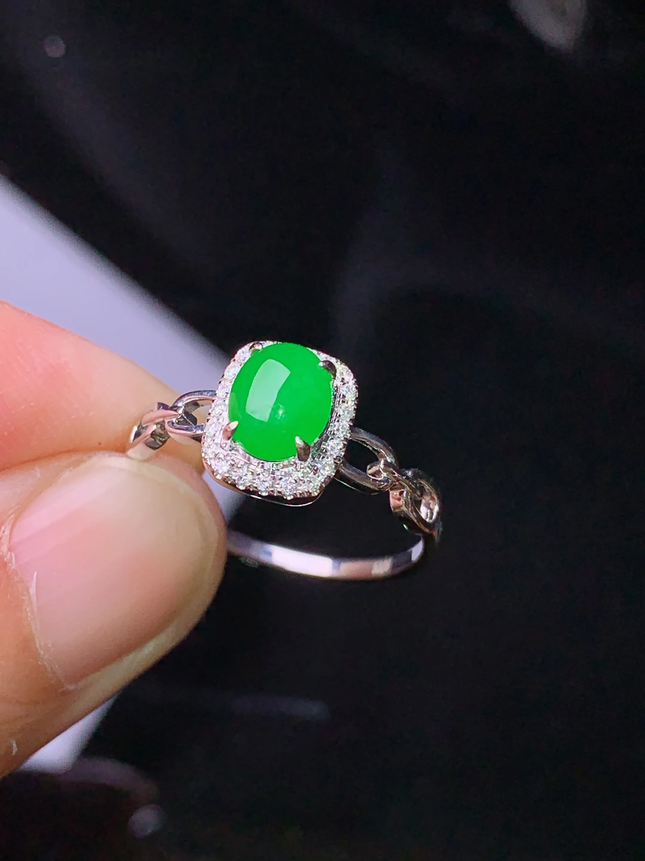 18k金钻镶嵌翠绿蛋面戒指 玉质细腻 色泽清新艳丽 圈口12.5 整体尺寸8.6*7.3*5.3