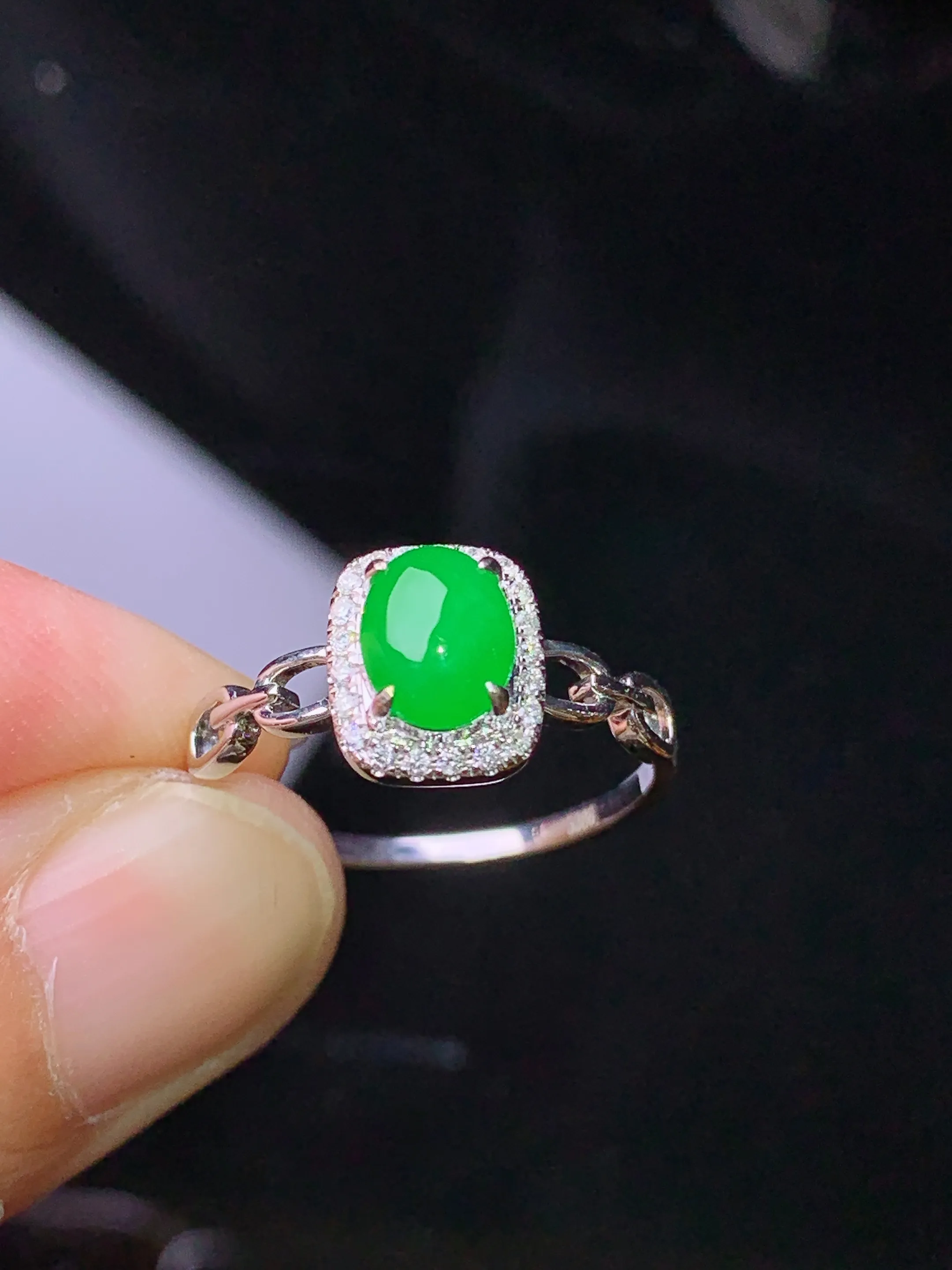 18k金钻镶嵌翠绿蛋面戒指 玉质细腻 色泽清新艳丽 圈口12.5 整体尺寸8.6*7.3*5.3