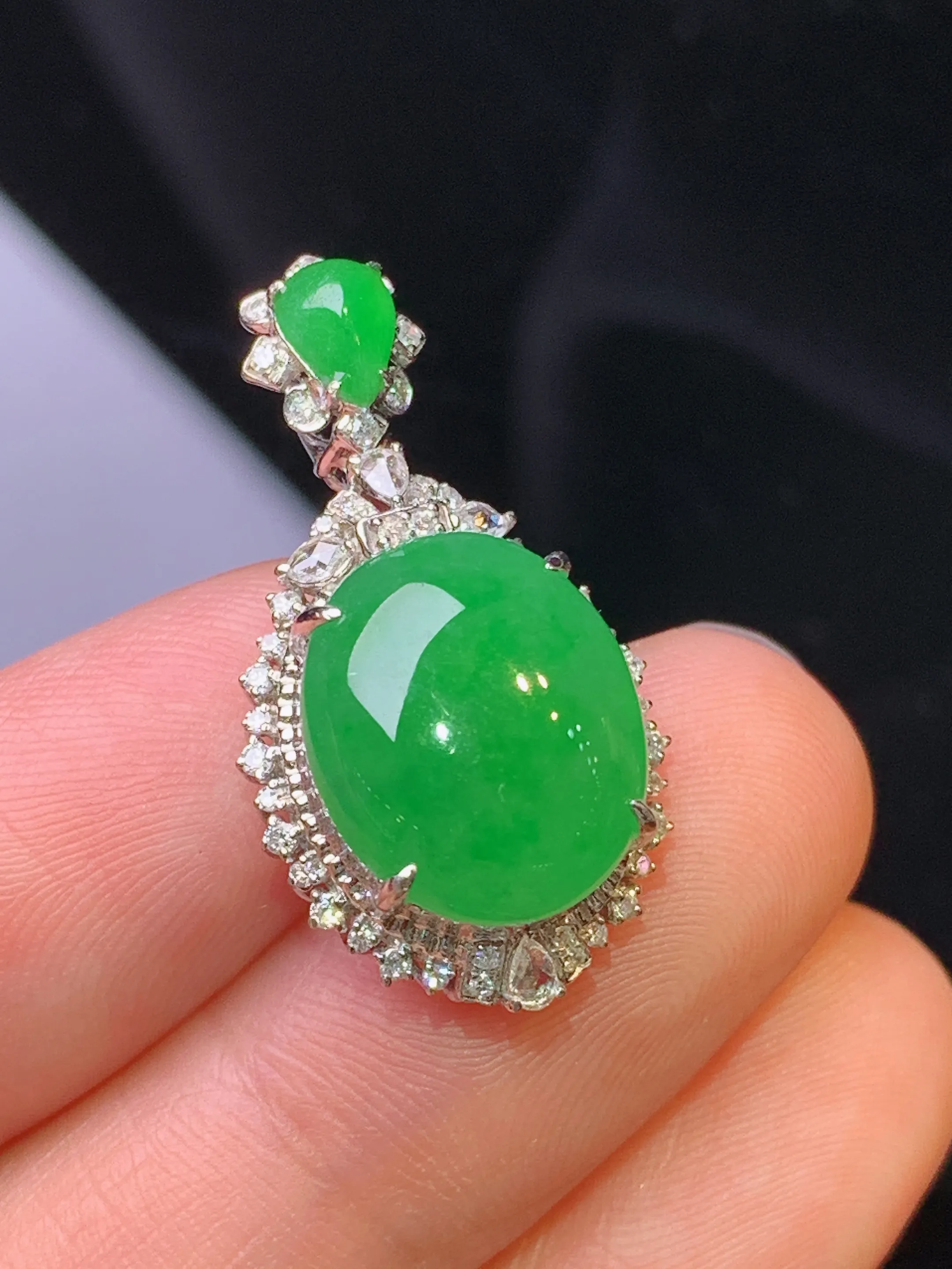 18k金钻镶嵌满绿蛋面吊坠 玉质细腻 色泽清新艳丽 整体尺寸27.5*14.8*10.5