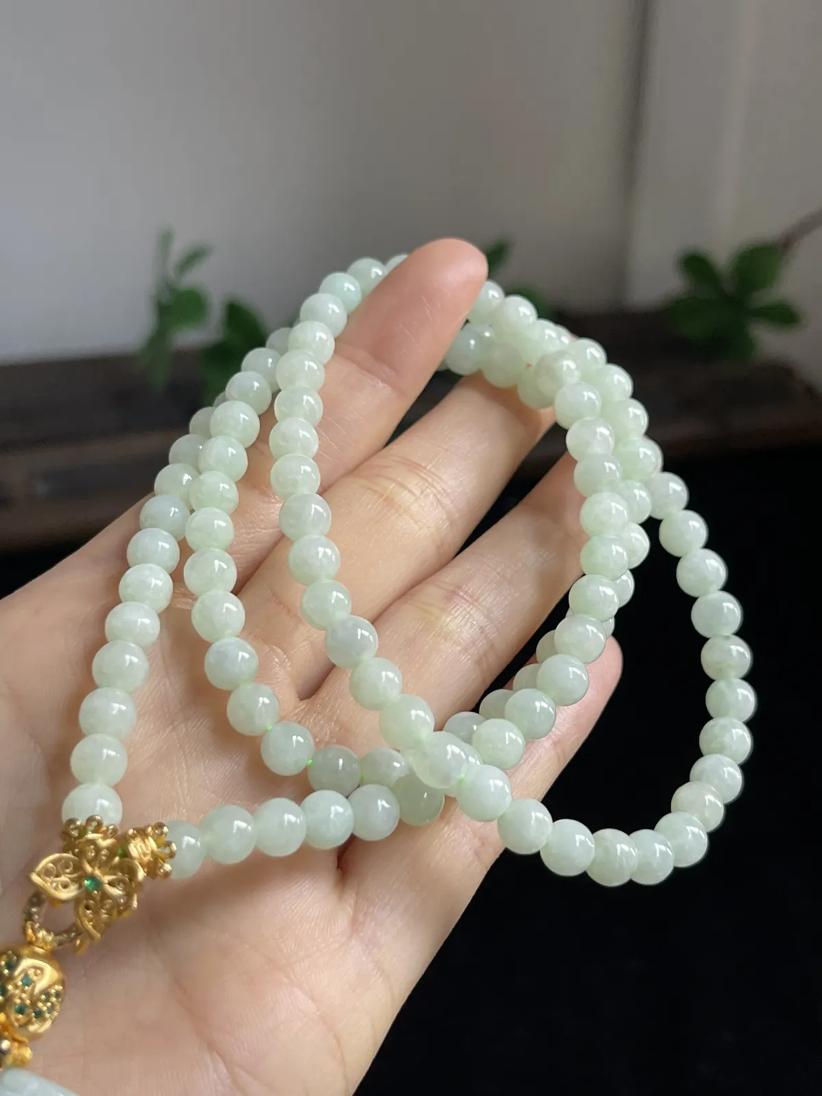 翡翠糯化种吊坠，配珠未测