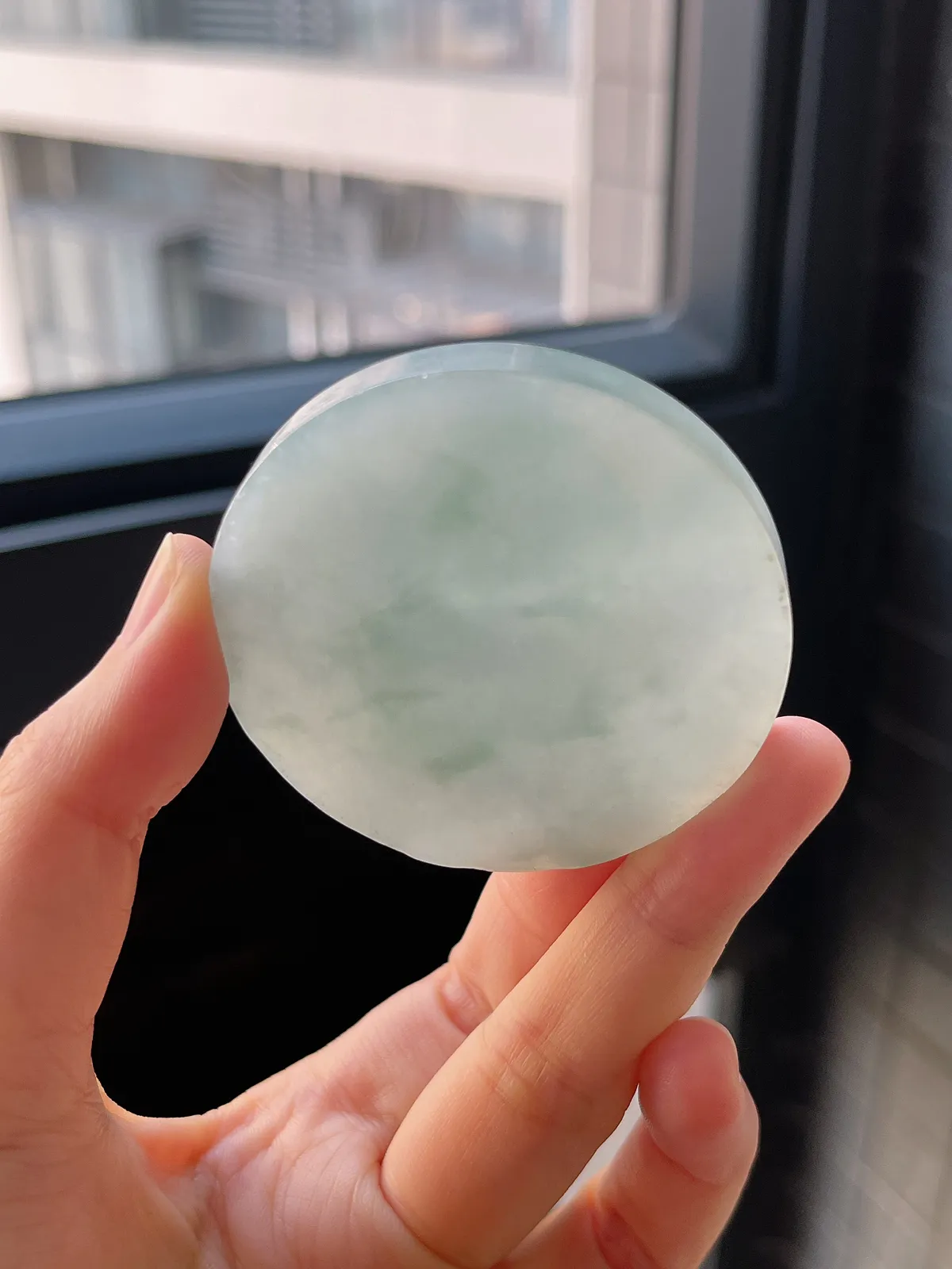 翡翠冰糯种淡绿色镯心