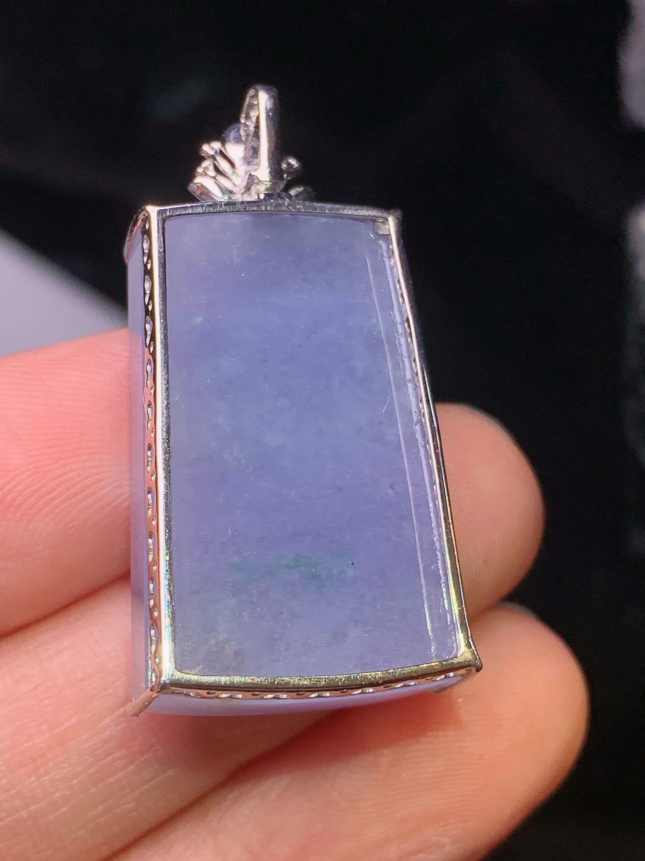 18k金镶嵌紫罗兰无事牌吊坠 玉质细腻 色泽艳丽清新 整体尺寸34*16.5*7.2