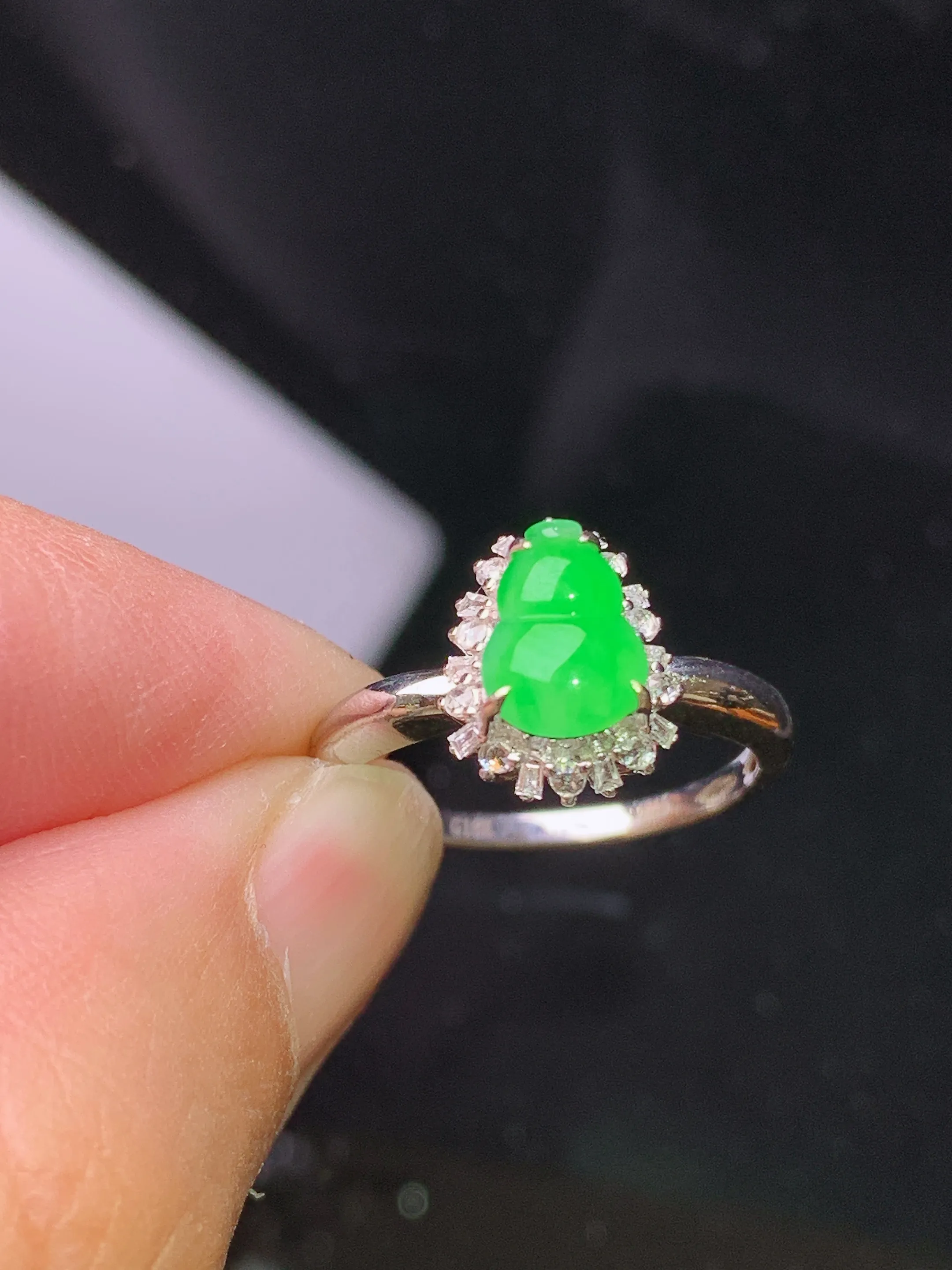 18k金钻镶嵌翠绿葫芦戒指 玉质细腻 色泽艳丽清新 圈口12.5整体尺寸11.2*8.8*7.5