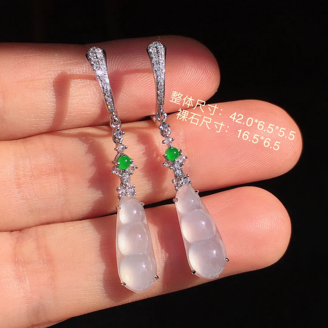 冰种福豆耳坠，玉质细腻，荧光感超
强，饱满圆润，尽显优雅气质，18k
金豪华镶嵌