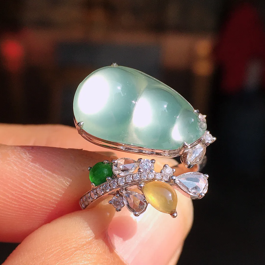 冰种福豆戒指，玉质细腻，荧光感超
强，饱满圆润，尽显优雅气质，18k
金豪华镶嵌