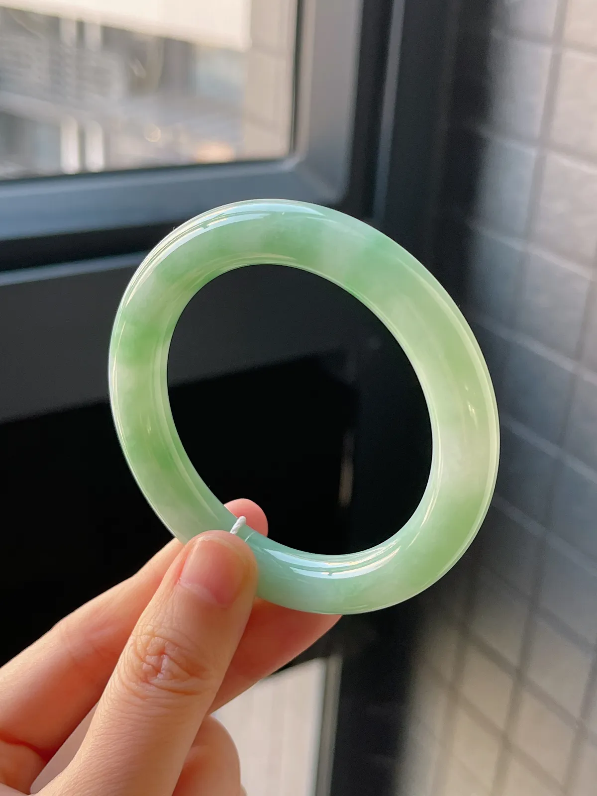 圆镯53圈口，翡翠糯化种淡绿色手镯