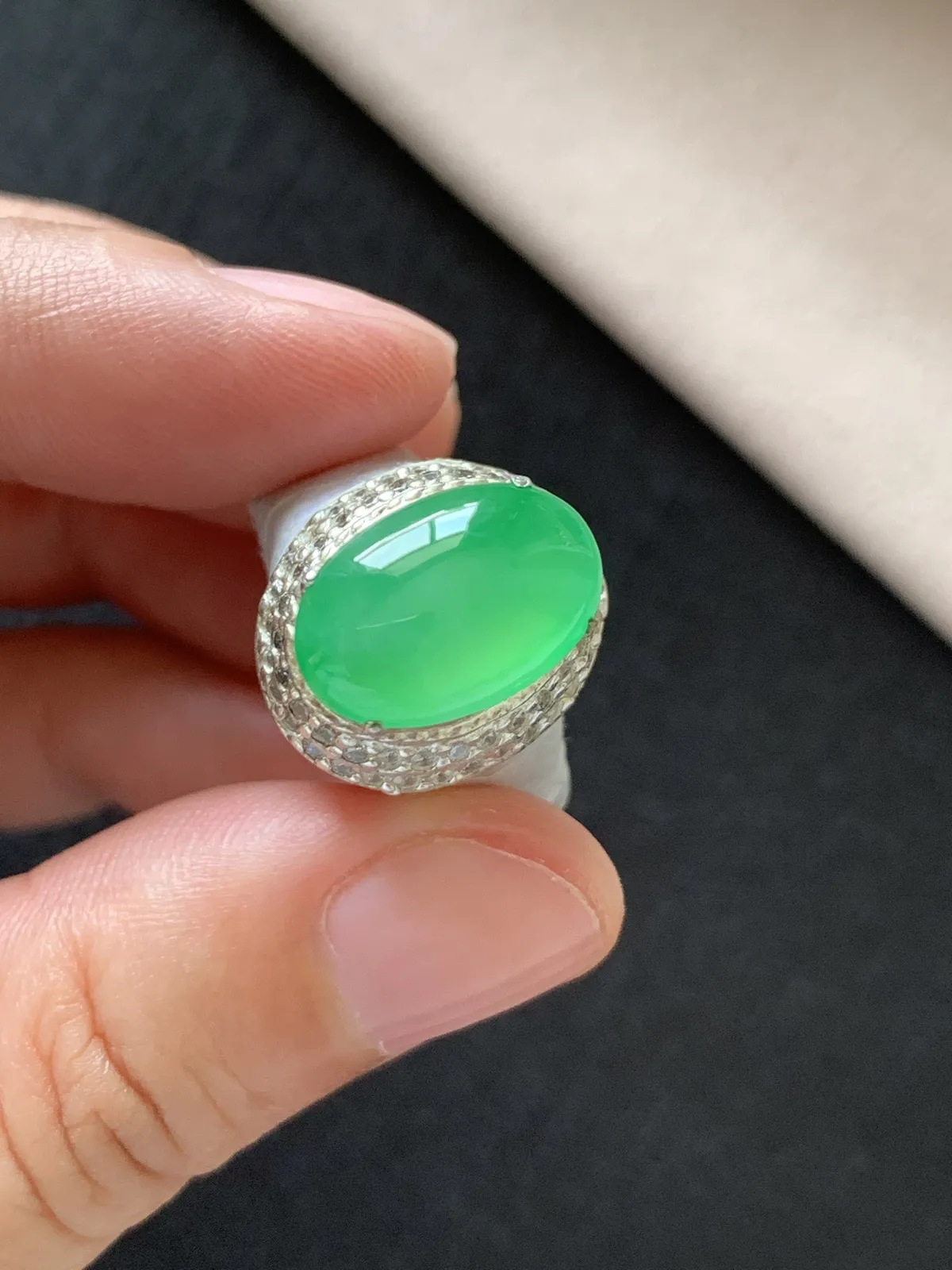 冰种甜绿戒面
无纹裂，种好色甜品相好，颜色鲜艳甜美，老坑种冰透水灵