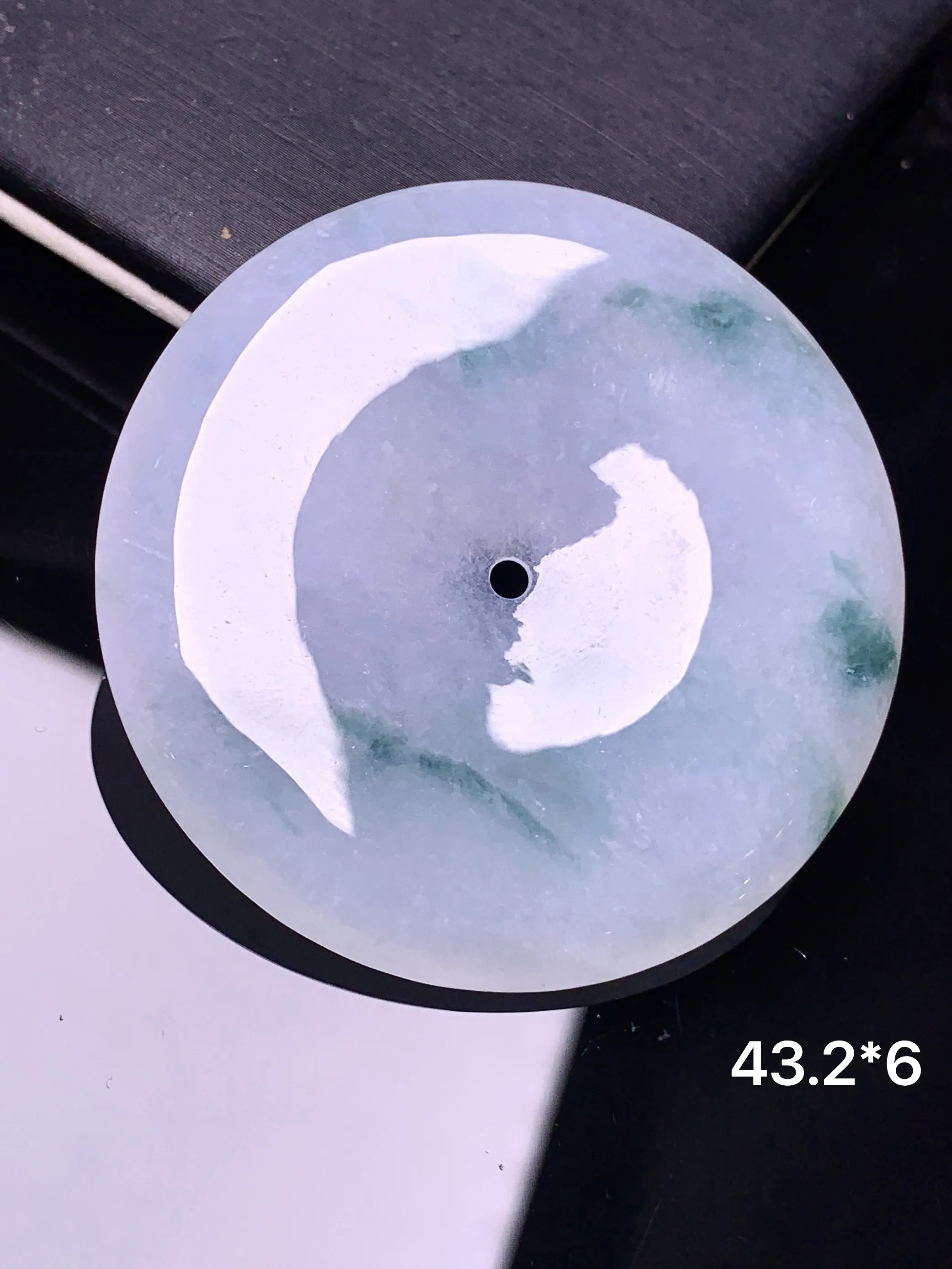 飘绿平安扣吊坠 玉质细腻 色泽艳丽清新 整体尺寸43.2*6