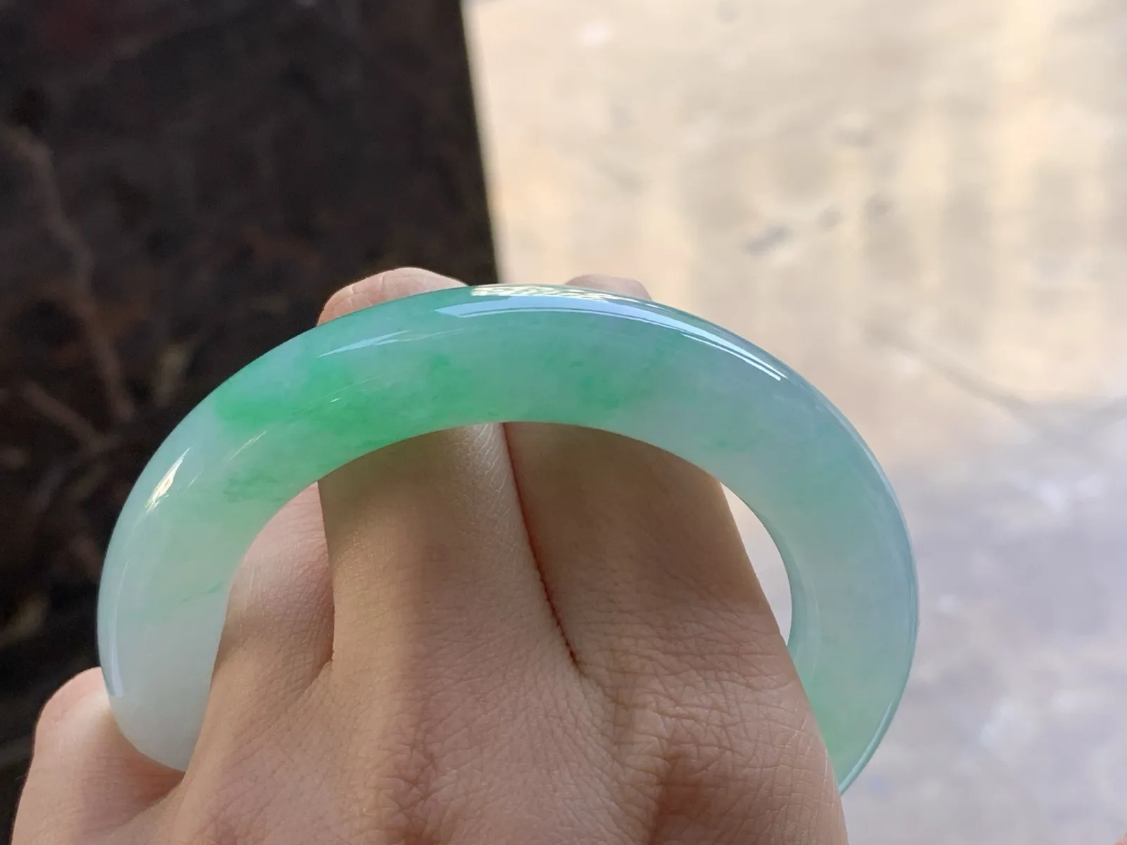 55.5-12.1

糯冰带色圆条手镯^_^ 种好水润