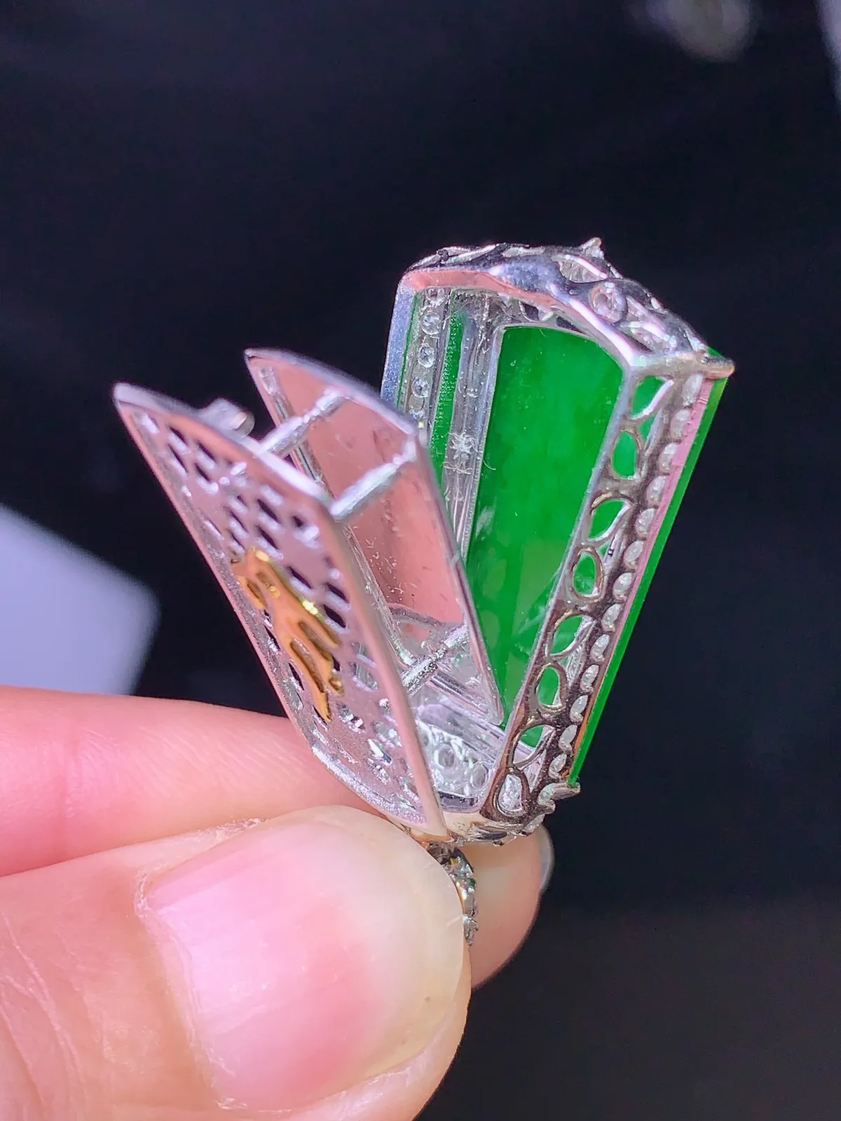 18k金钻镶嵌翠绿无事牌吊坠 玉质细腻 色泽艳丽  整体尺寸35.5*16.1*7.7