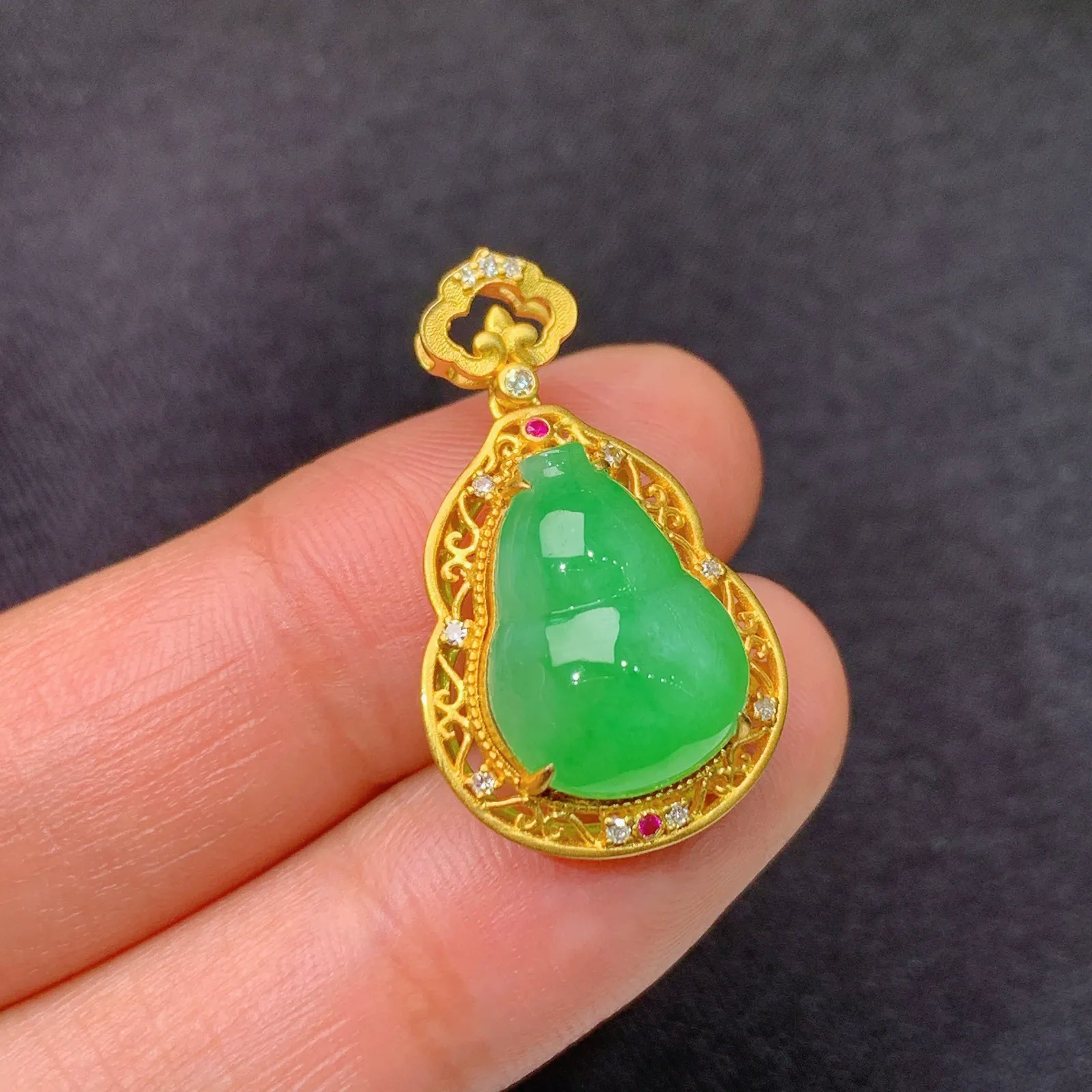 阳绿葫芦吊坠，18k金镶嵌，冰润色阳，玉质细腻，种水足，Of 尺寸26*15.2*8.8