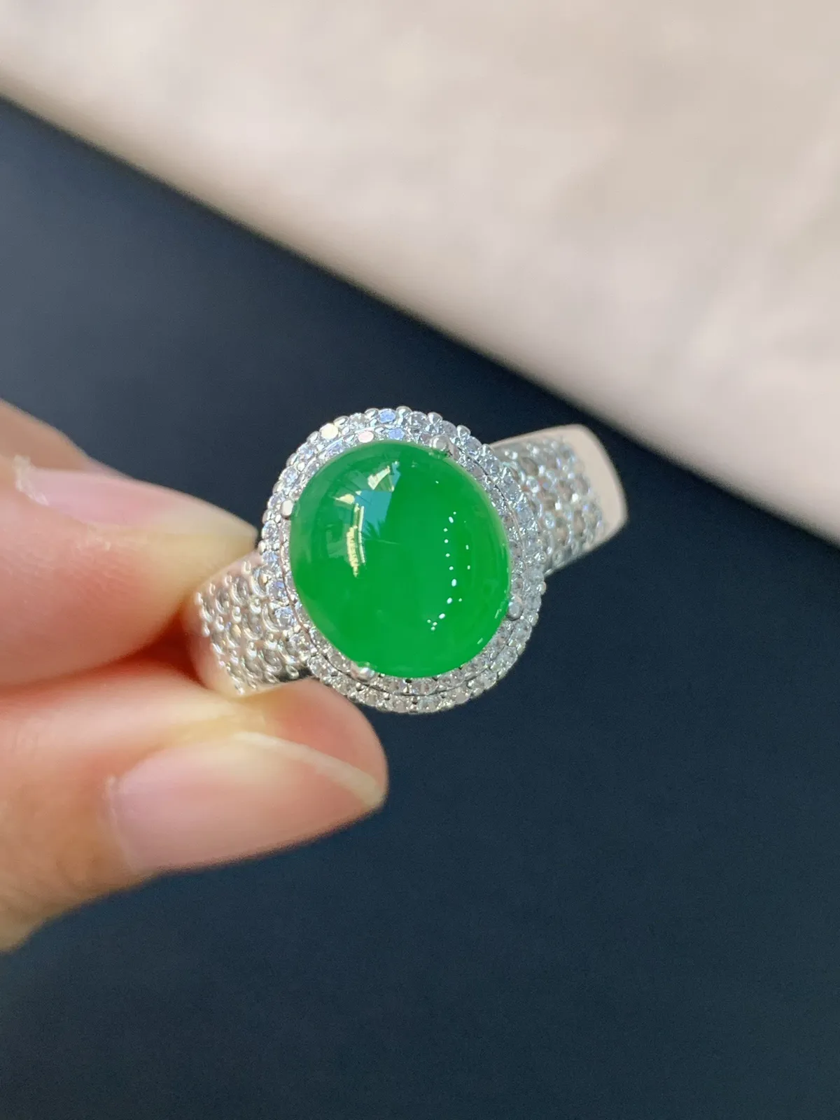 冰种正阳绿馒头戒面
无纹裂，种好色好品相好，正阳绿色泽艳丽纯正，老坑种冰透水灵饱满圆润