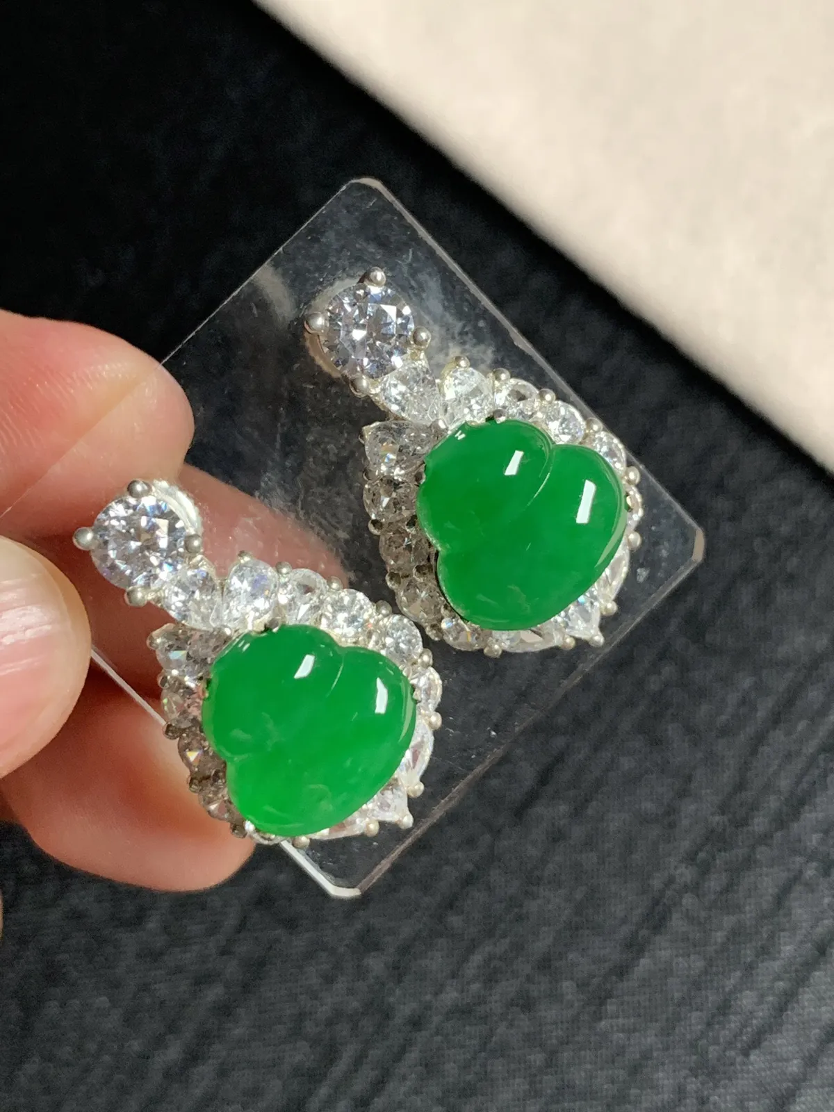 辣阳绿葫芦耳钉
无纹裂，种好色好品相好，色泽浓郁艳丽，质地细腻水灵饱满圆润