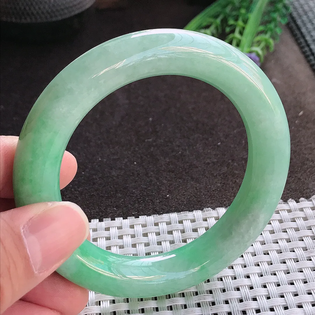 实拍A货翡翠54.8/12/11.7老坑精美温润满绿胖圆条手镯翡翠玉镯手环