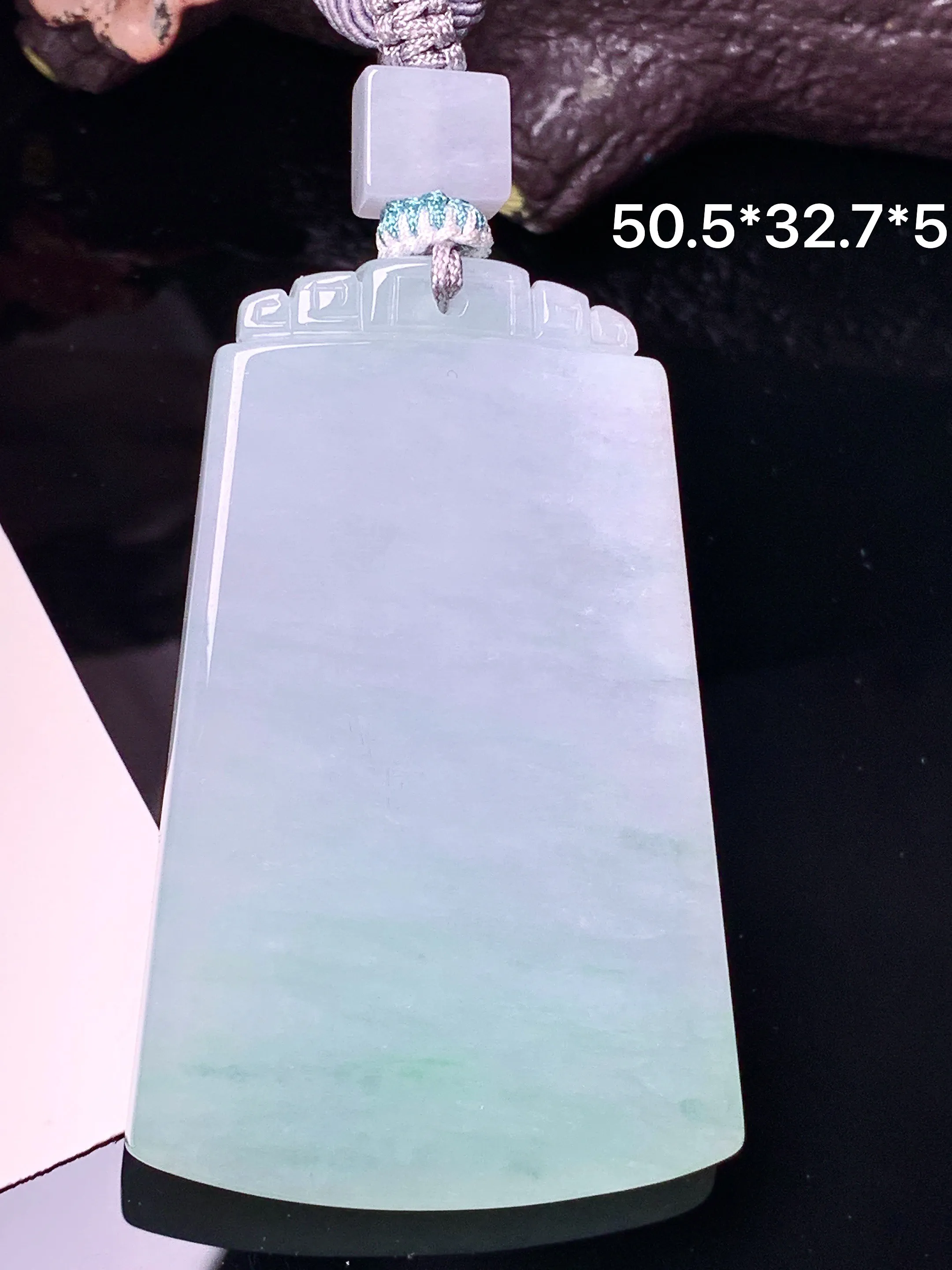 飘绿无事牌吊坠 玉质细腻 色泽艳丽清新 整体尺寸50.5*32.7*5