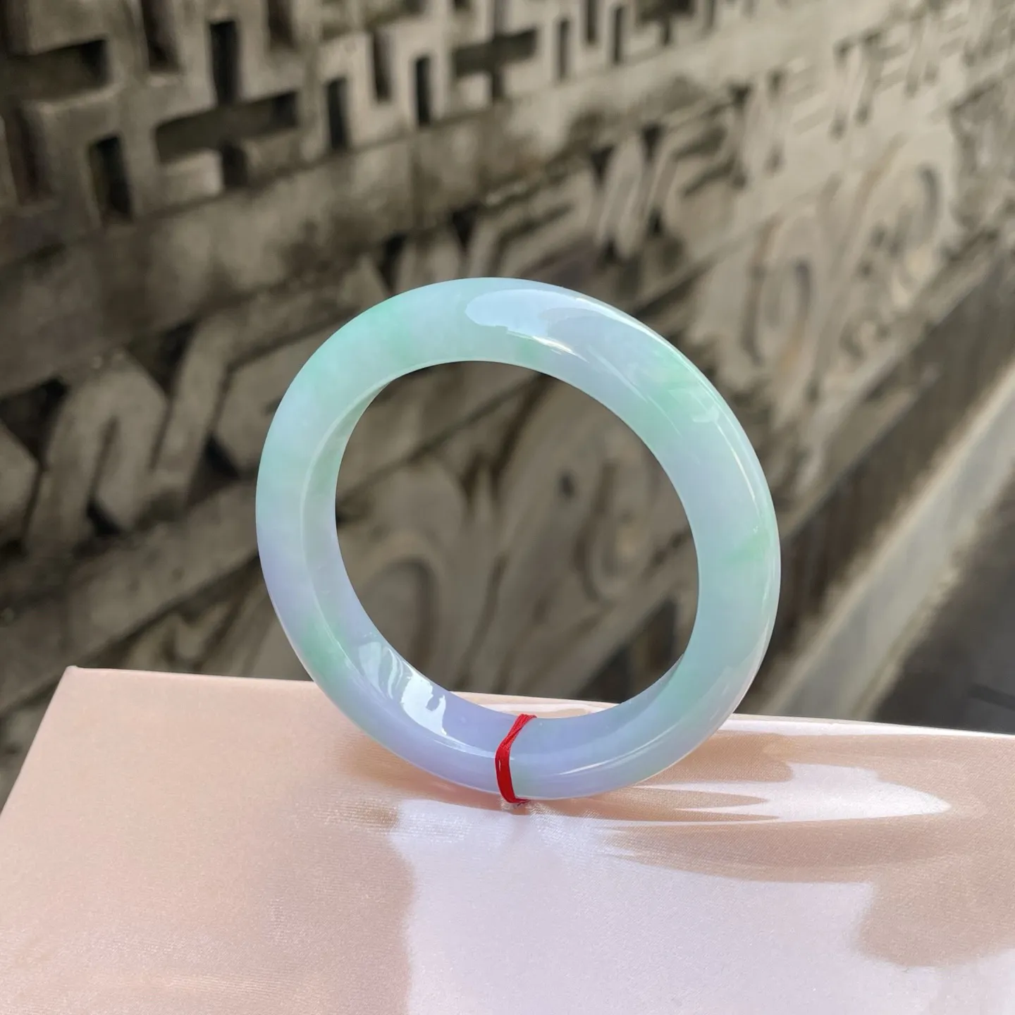 55圈口，春彩，
春樱粉紫揉着新柳嫩青，这镯翡翠似将春日的紫雾与绿烟凝作环，腕间一戴便拥住了满园春色～