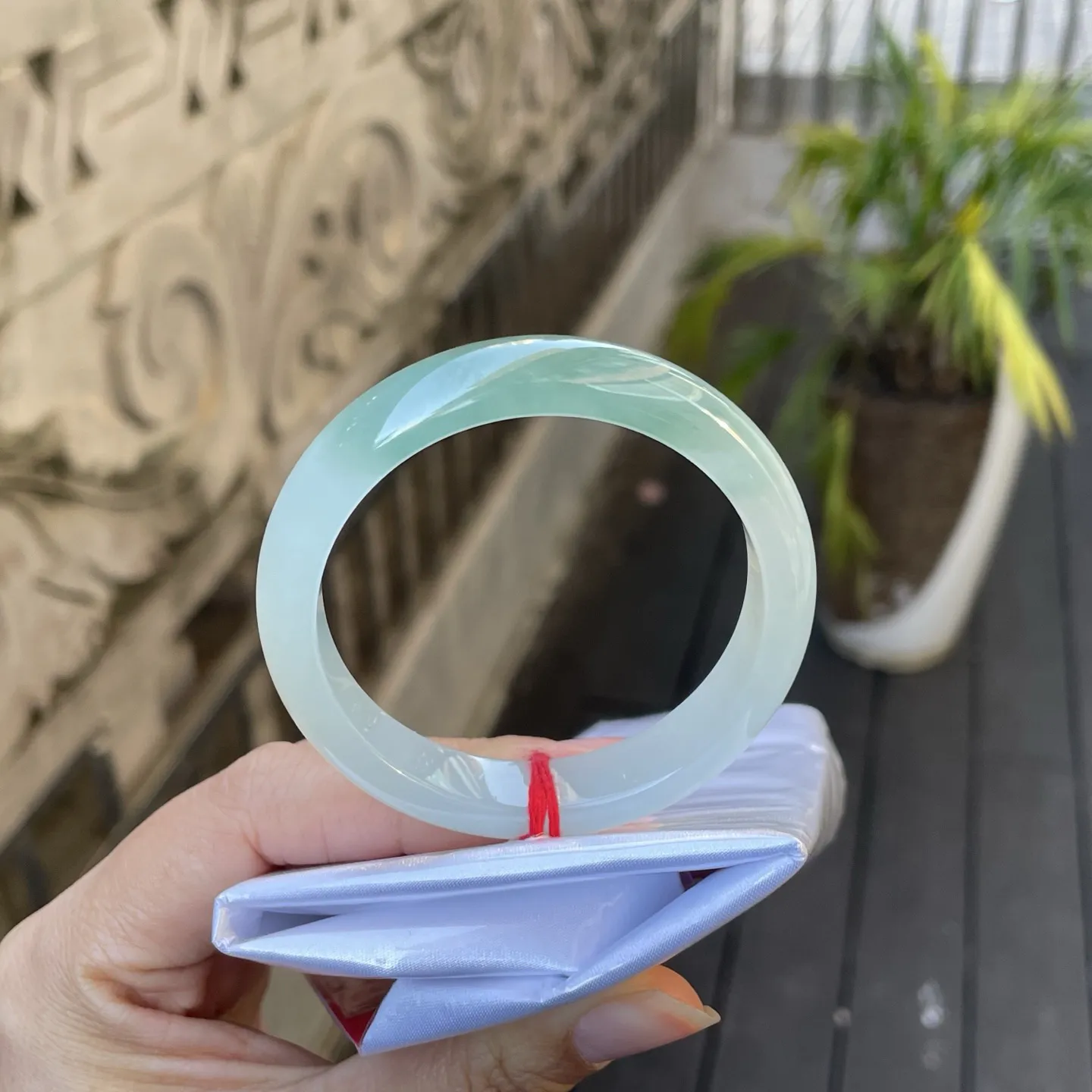 53圈口，半山半水，
冰润的玉质裹着淡淡的翠色晕染开来，如远山含黛、春水初生～