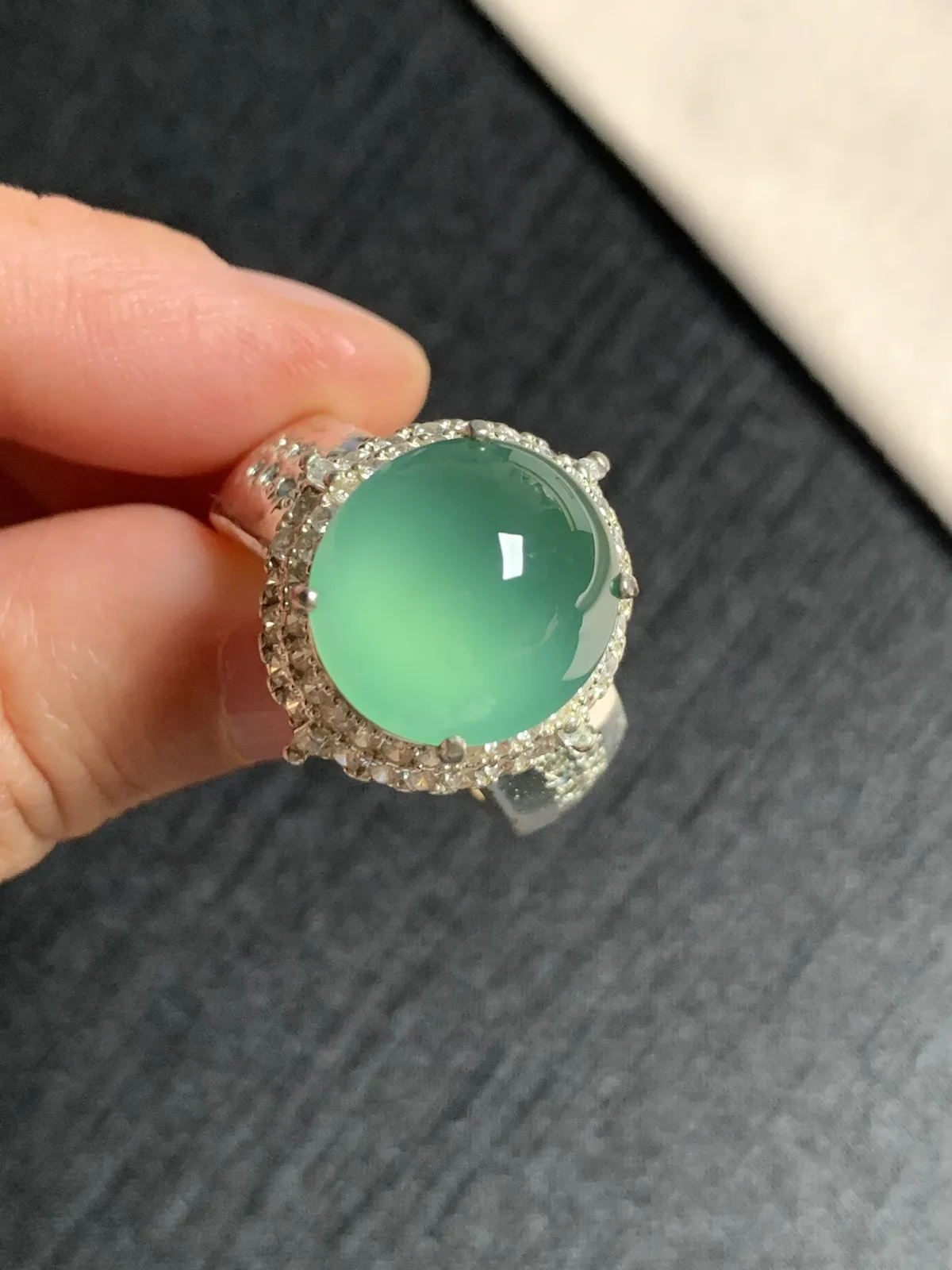 高冰湖水蓝馒头戒面
无纹裂，种好色美品相好，颜色鲜艳漂亮，老坑种冰透水灵饱满圆润