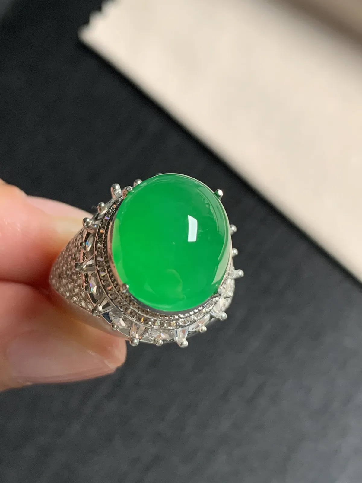 高冰阳绿馒头戒面
无纹裂，种好色好品相好，高品质戒面