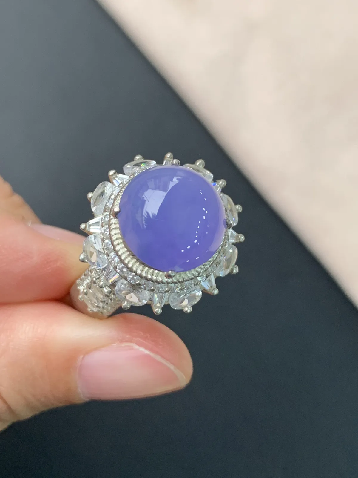 冰种浓紫圆戒面
无纹裂，种好色美品相好，色泽浓郁艳丽，老坑种质地细腻水灵饱满圆润