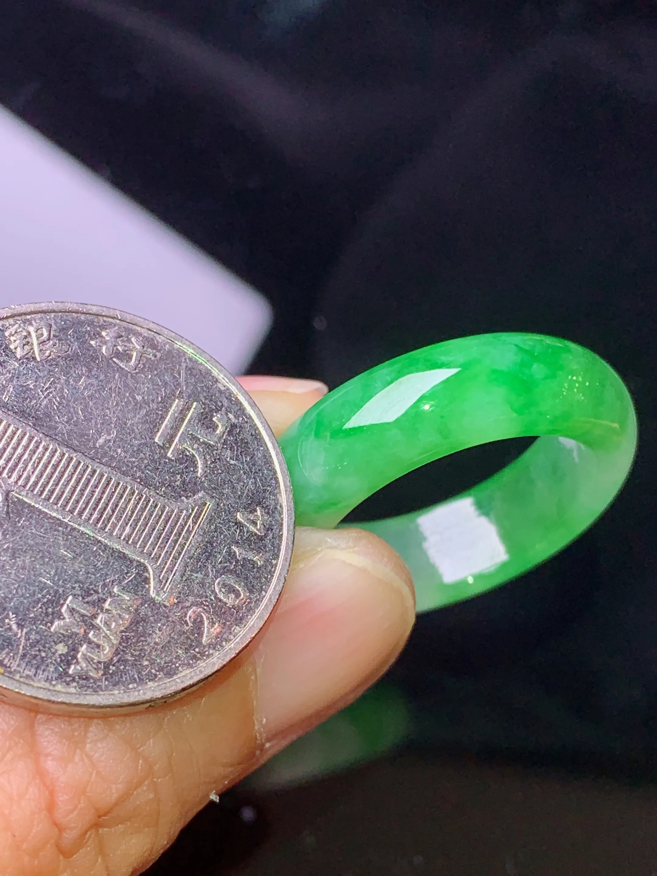 翠绿指环 玉质细腻 色泽艳丽清新 圈口19 整体尺寸26.3*6.7*3.8