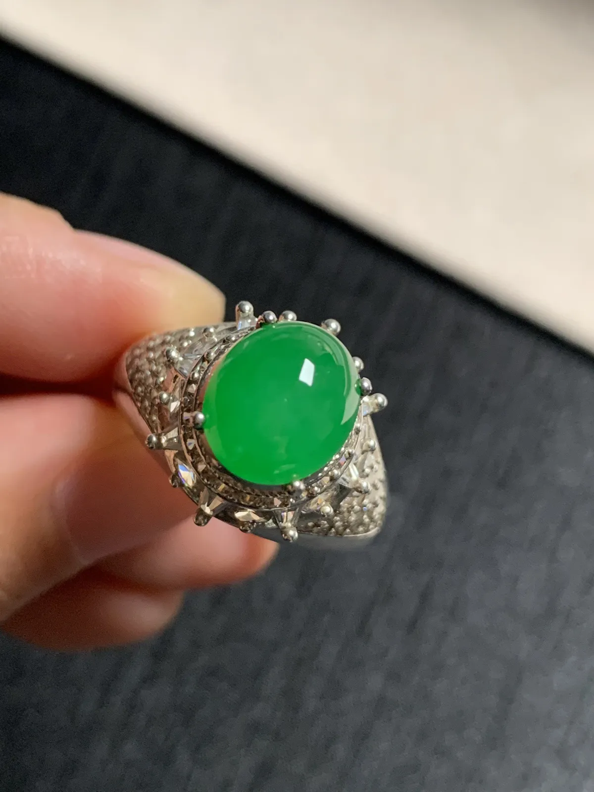 冰阳绿馒头戒面
无纹裂，种好色好品相好，色泽艳丽纯正，质地细腻水灵饱满圆润