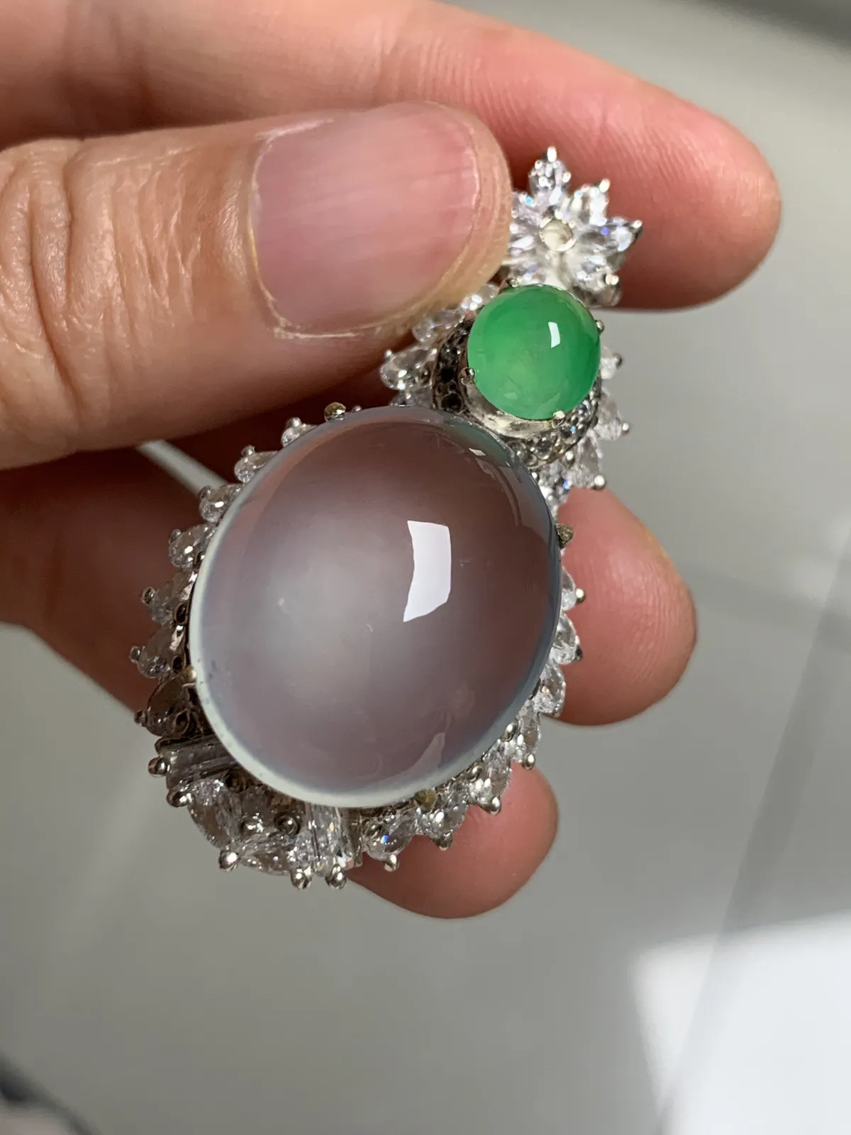 高冰鸽子蛋吊坠
无裂，老坑种强荧光，钢性十足饱满圆润