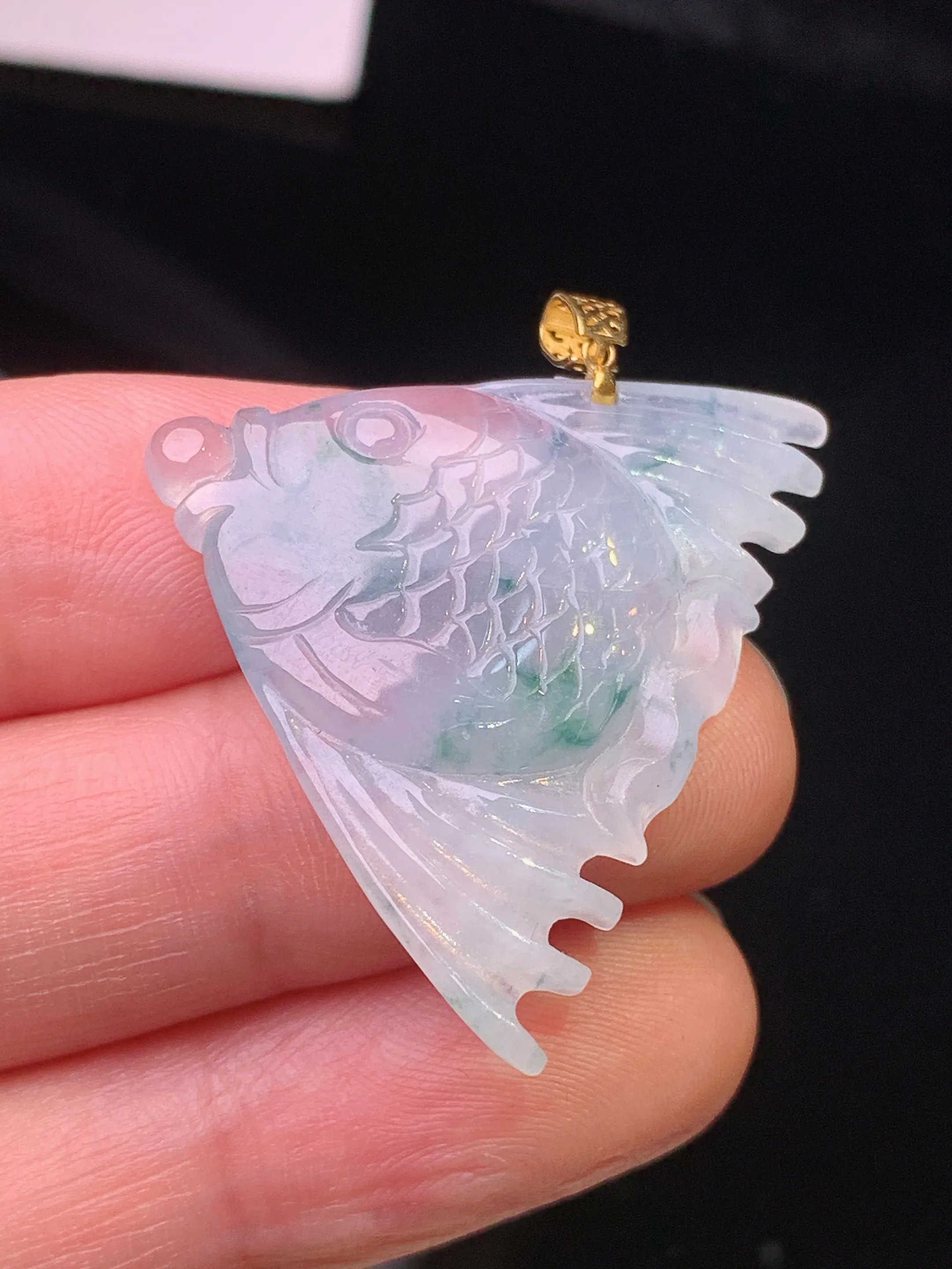 18k金镶嵌飘绿金鱼吊坠 玉质细腻 色泽艳丽清新 裸石尺寸33*26.3*3.8