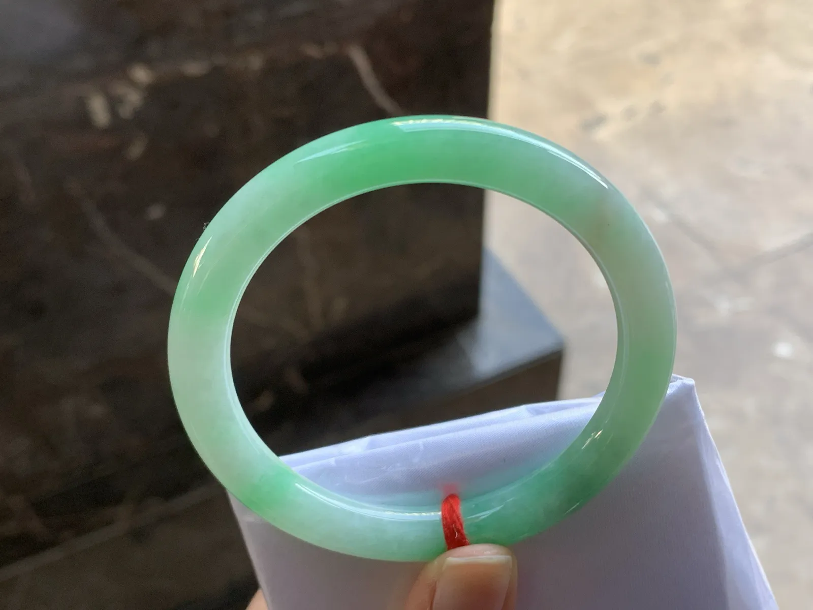 56-8.4

阳绿色圆条手镯^_^颜色好看 细腻