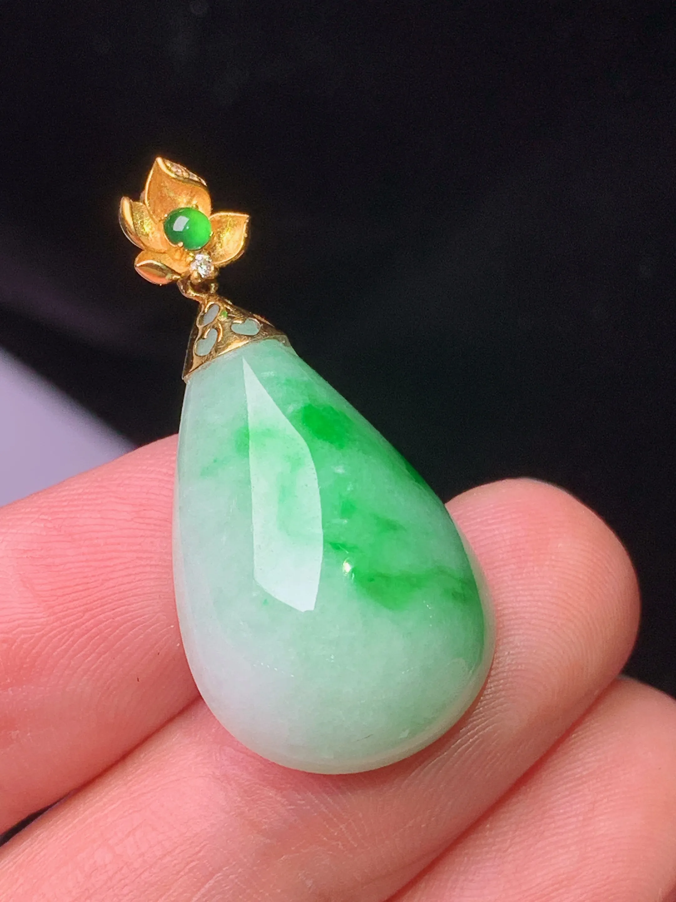 18k金飘绿水滴吊坠 玉质细腻 色泽艳丽清新 整体尺寸32.2*15.5*9.5