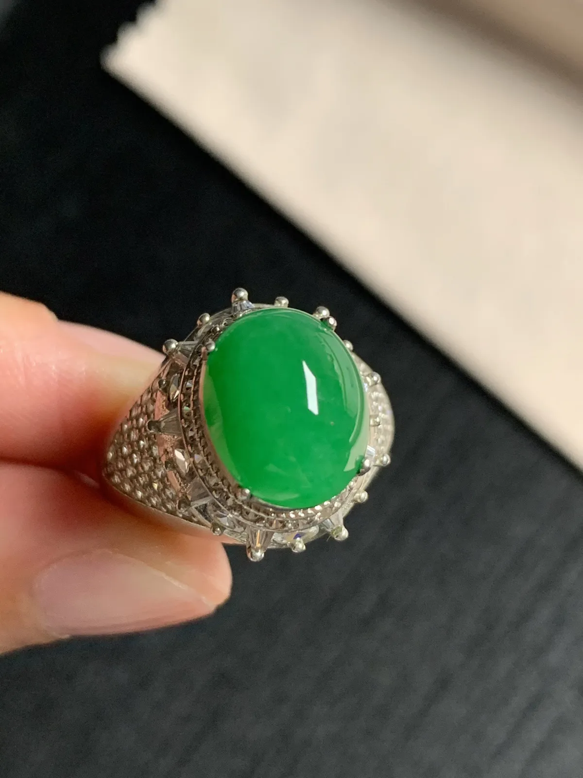 冰润阳绿馒头戒面
无纹裂，种好色好品相好，色泽艳丽明亮，质地细腻水灵饱满圆润