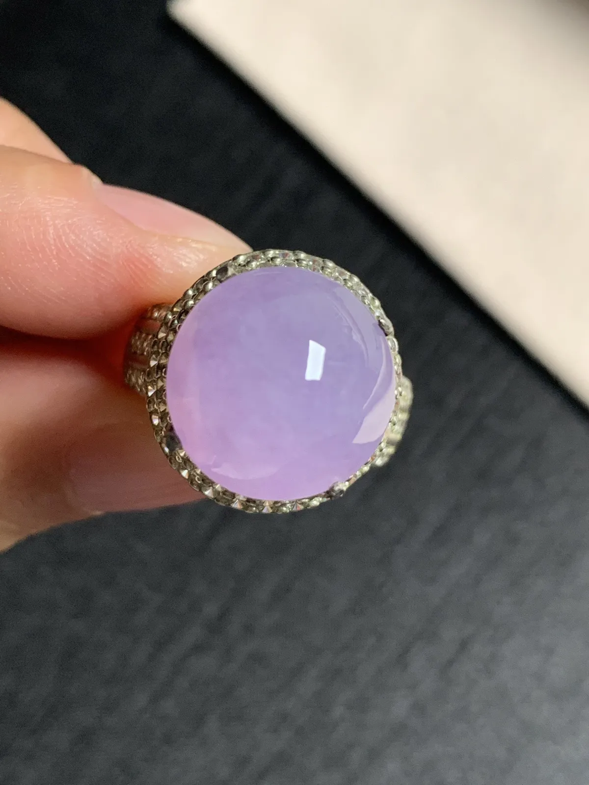 冰种紫罗兰馒头戒面，樱花紫粉紫
无裂，种好色美品相好，颜色鲜艳甜美，冰透水灵饱满圆润