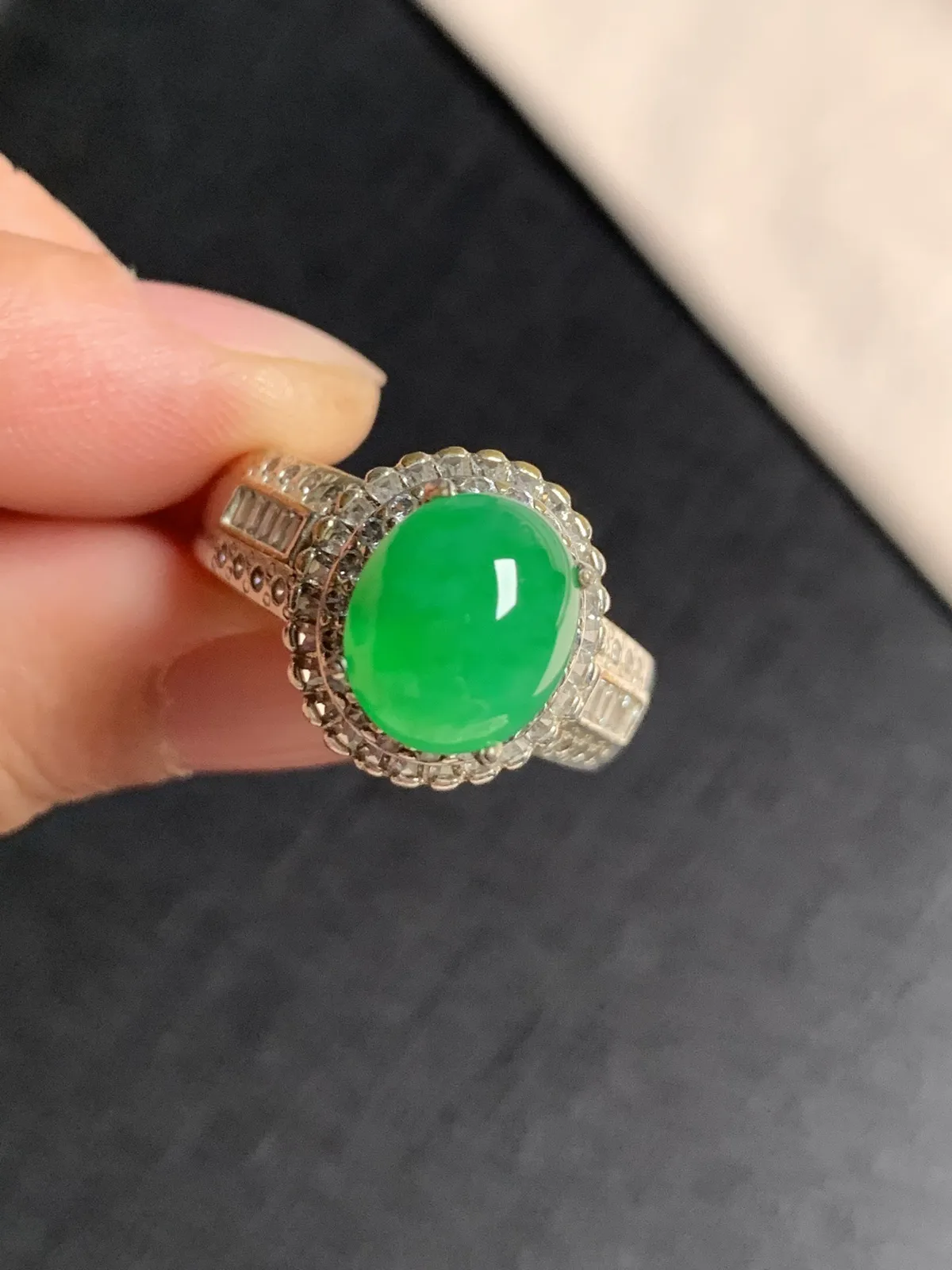 冰阳绿馒头戒面
无纹裂，种好色好品相好，色泽艳丽纯正，质地细腻水灵饱满圆润