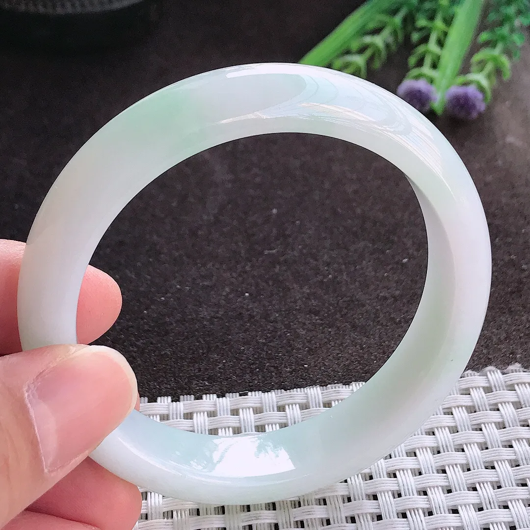 实拍A货翡翠56/13.4/7.9老坑秀气冰胶浅绿手镯宽边玉镯手环