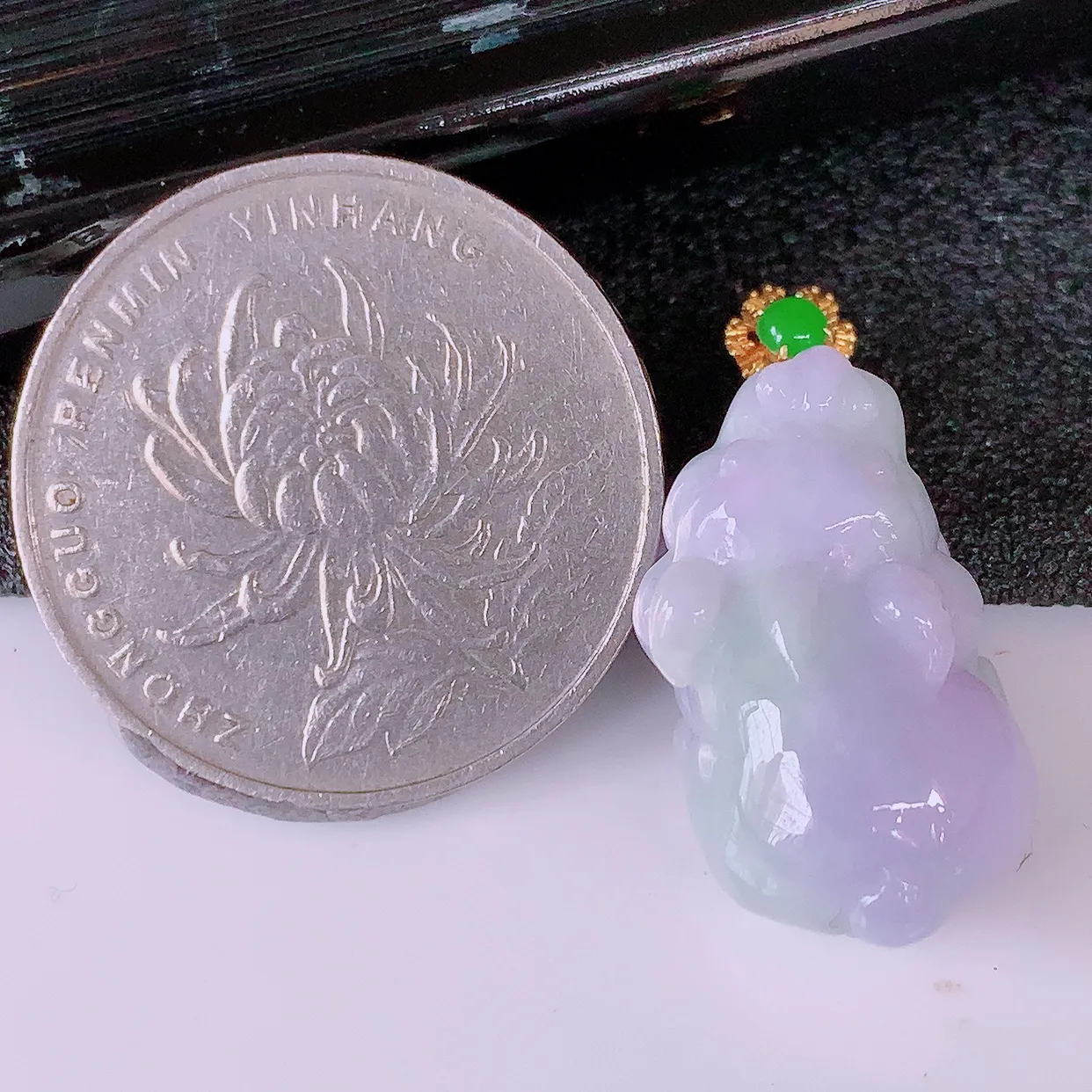 自然光实拍，18k金镶嵌冰润紫罗兰翡翠招财貔貅吊坠，沁人心脾，精致典雅的设计，为佩戴者，增添色彩，送礼自留都是佳品选择！#021.1整体27裸石21-12-10.5mm