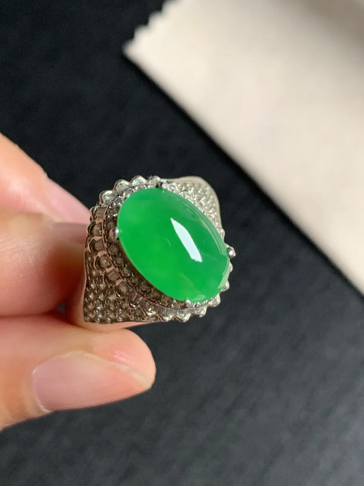 冰阳绿戒面
无纹裂，种好色好品相好，正阳绿色泽艳丽纯正，老坑种质地细腻冰透水灵