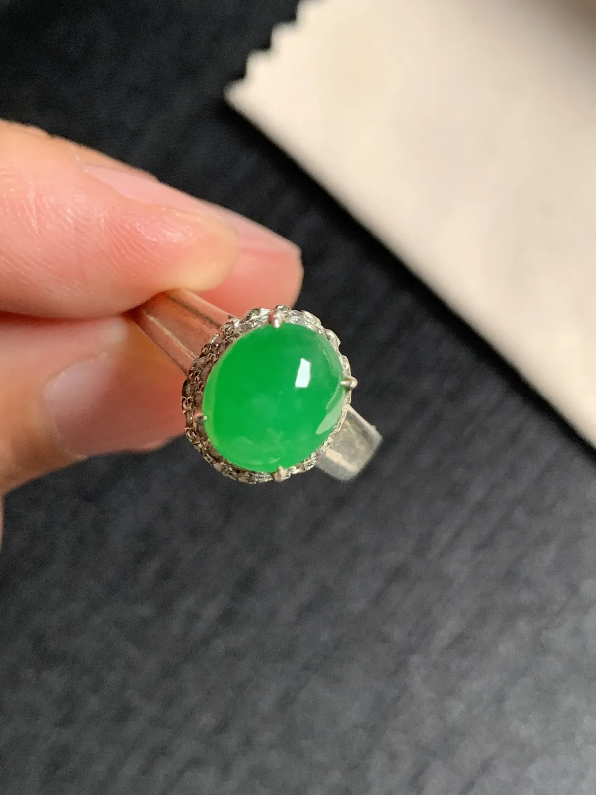 阳绿戒面
无纹裂，种好色好品相好，色泽艳丽纯正，质地细腻水灵