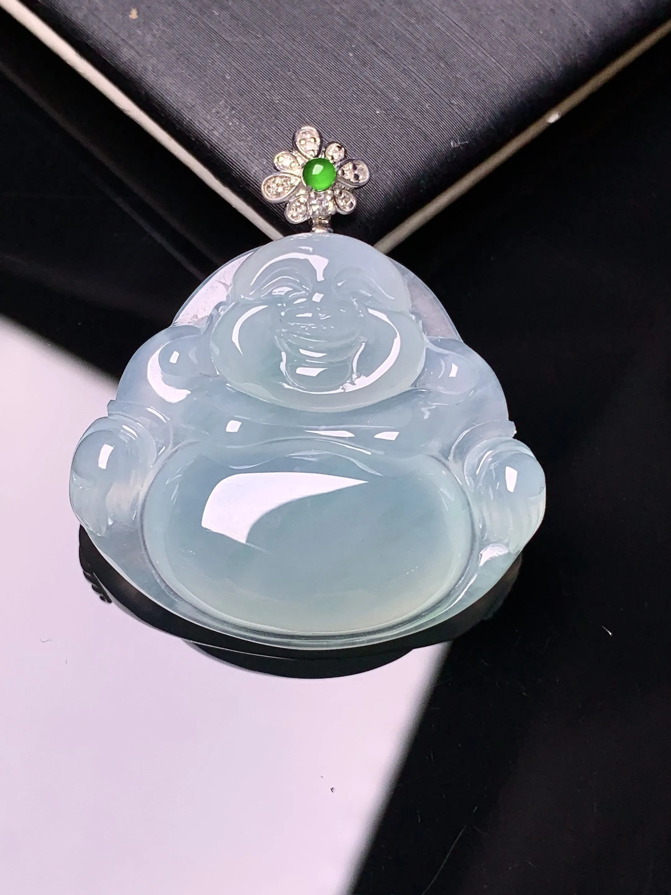 18k金钻镶嵌冰种佛公吊坠 玉质细腻 色泽艳丽清新 整体尺寸33.2*29.7*6.6