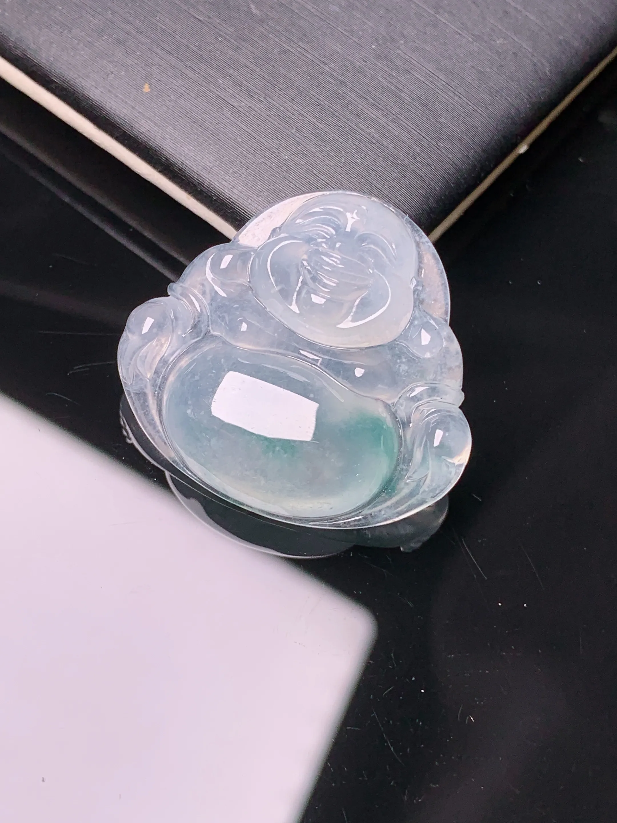 冰种飘绿佛公吊坠 玉质细腻 色泽艳丽清新 整体尺寸24.5*26.5*6