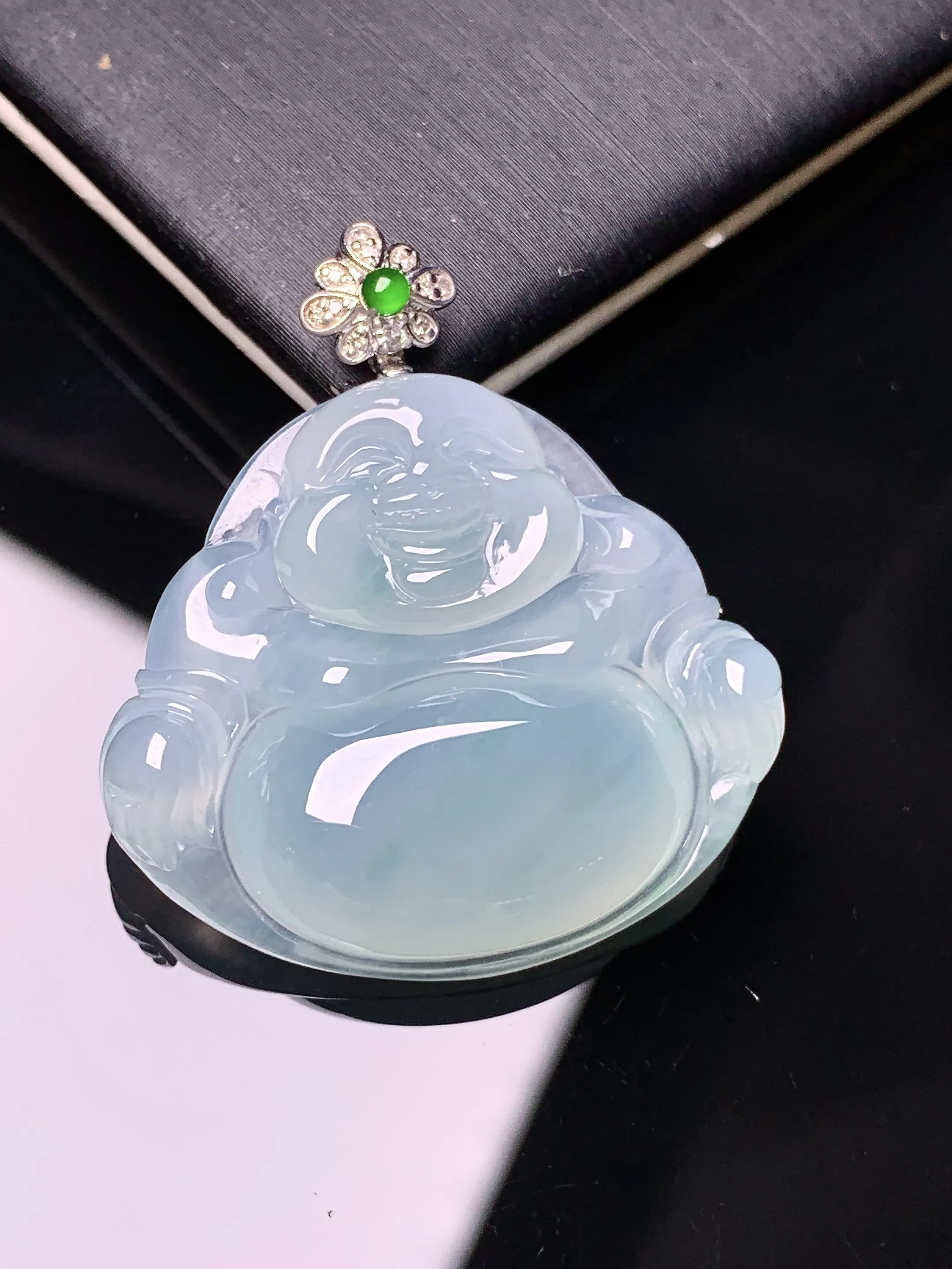 18k金钻镶嵌冰种佛公吊坠 玉质细腻 色泽艳丽清新 整体尺寸33.2*29.7*6.6