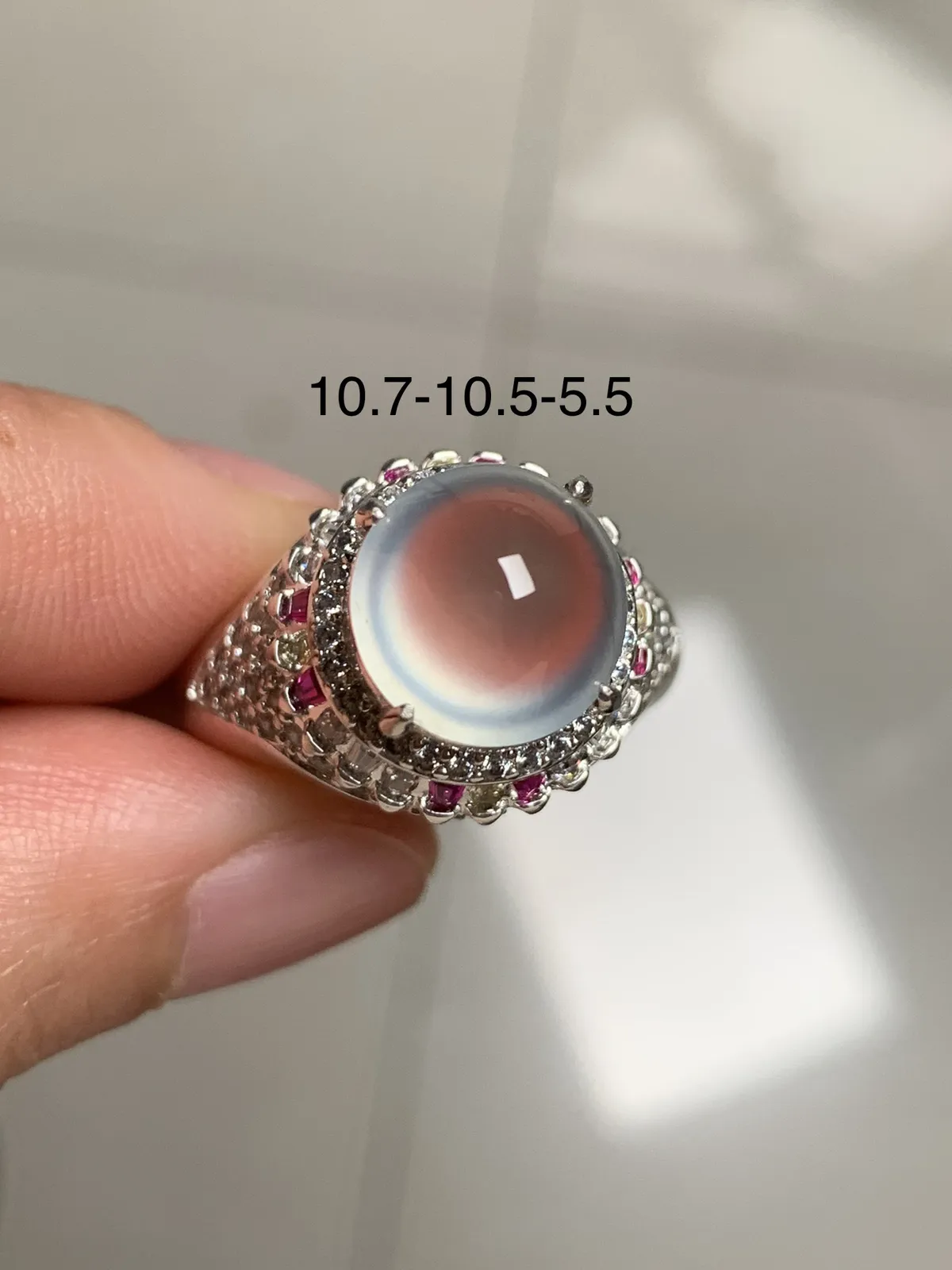 玻璃种馒头戒面
无纹裂，老坑种强荧光钢性十足纯净饱满