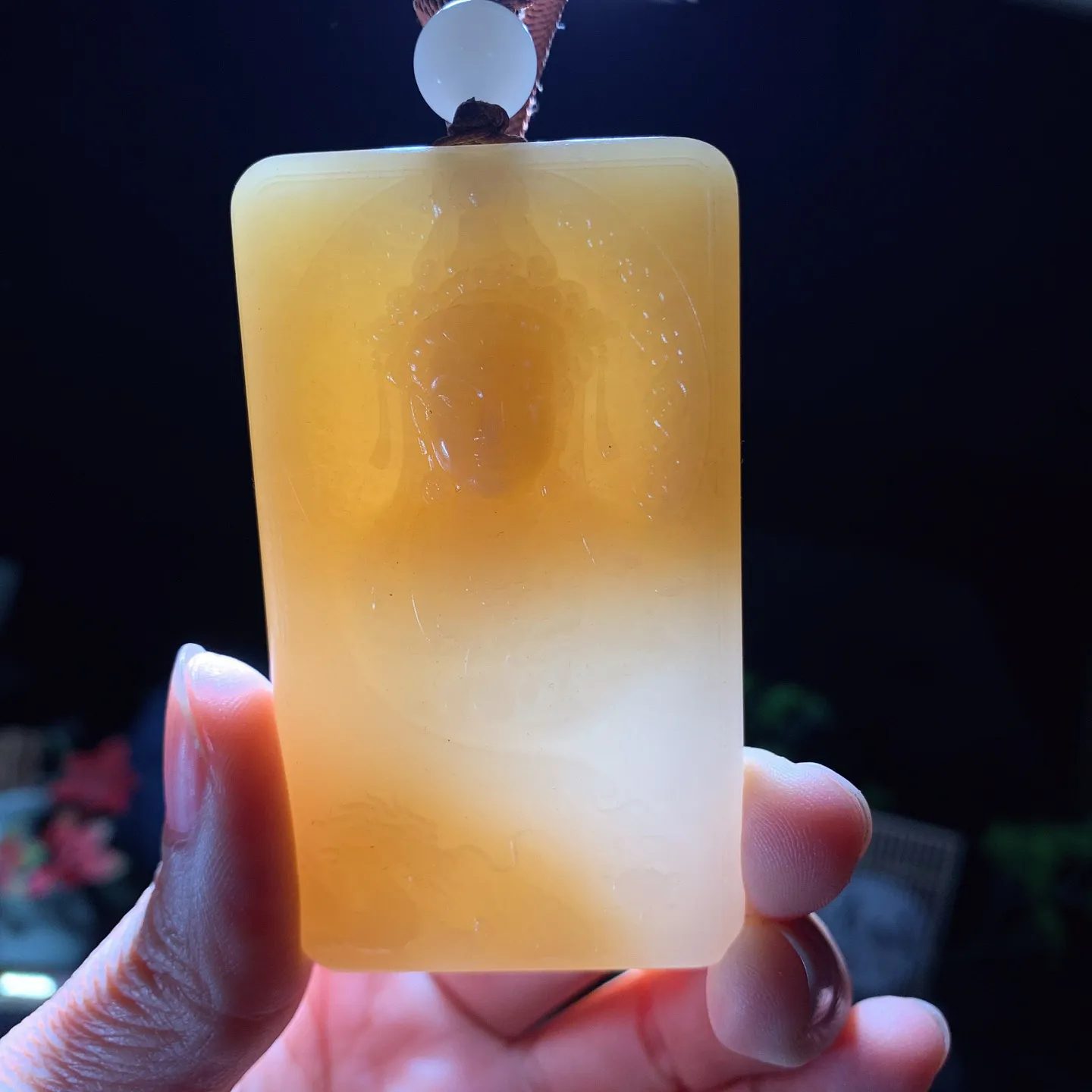 新疆和田玉羊脂白且末糖御龙观音牌子挂件。尺寸72/41/10重76克 无裂无杂 玉质细腻油润 底色纯净 脂粉好，品质好。lt250106