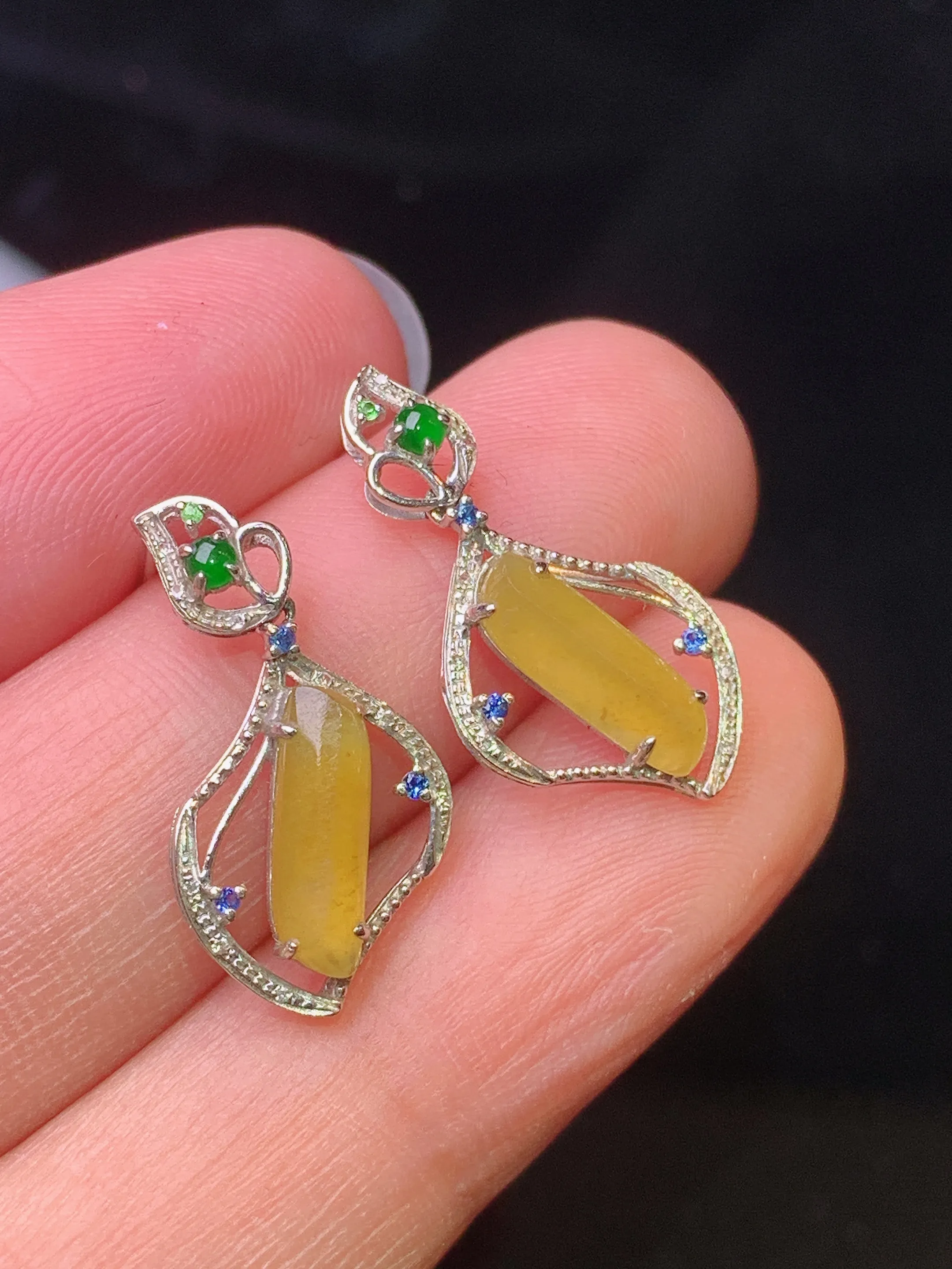 18k金钻镶嵌黄翡随形耳钉 玉质细腻 色泽艳丽清新 整体尺寸20.8*10*3.5