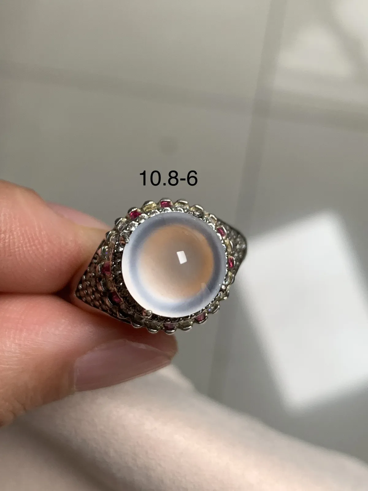 高冰正圆馒头戒面
无纹裂，老坑种强荧光，钢性十足纯净饱满